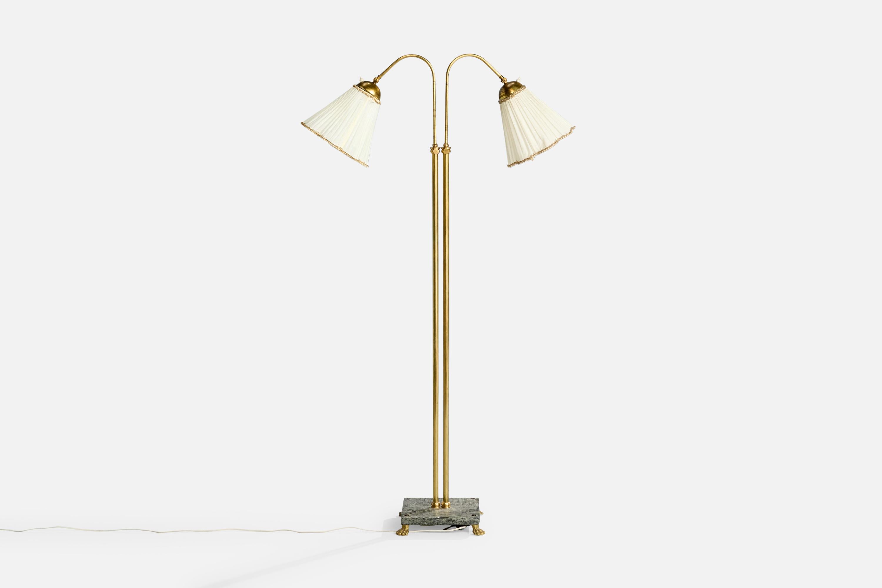 Lampadaire réglable en laiton, tissu et marbre, conçu et produit en Suède, vers les années 1930.

Dimensions de la lampe avec abat-jour (pouces) : 60