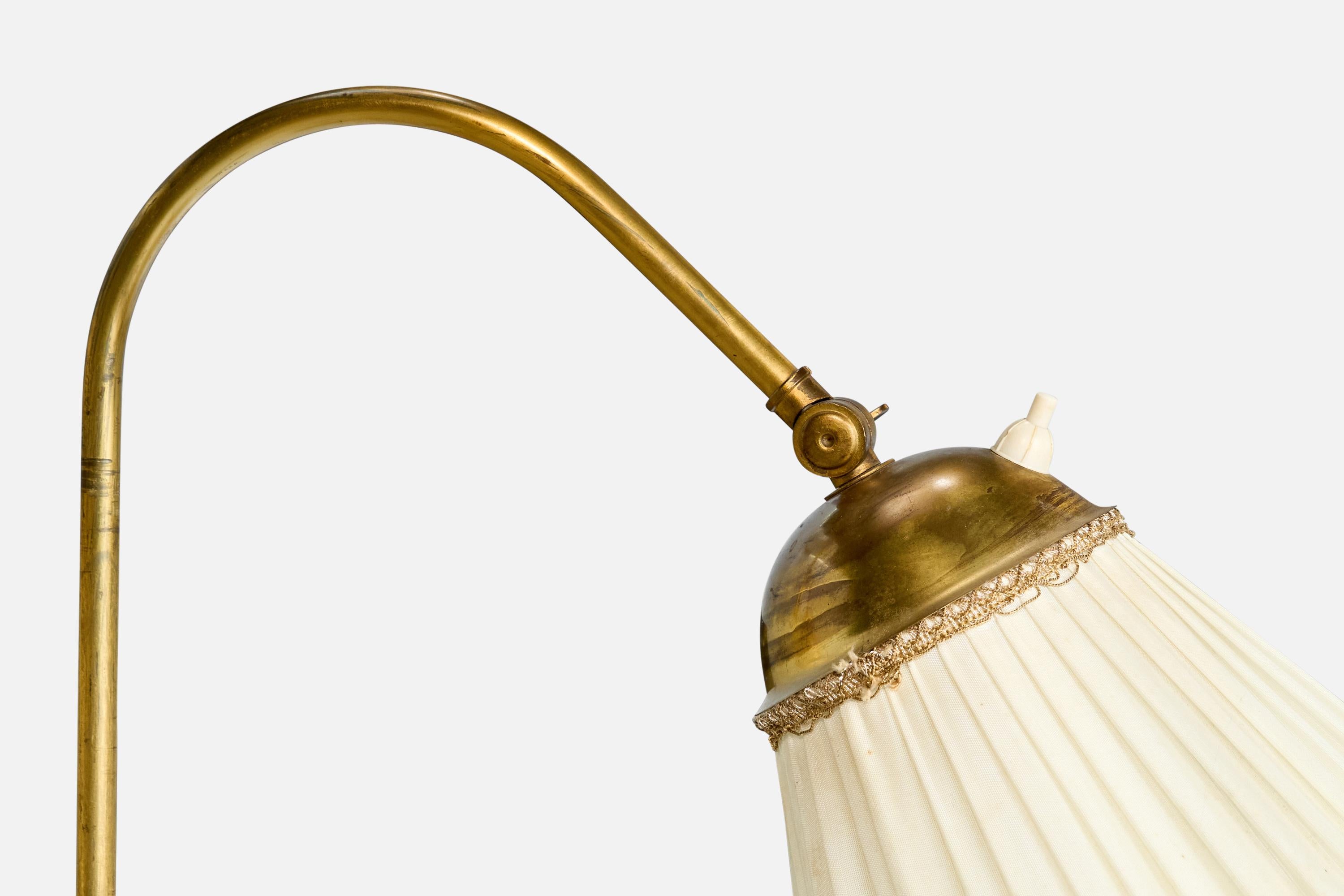 Designer suédois, lampadaire, laiton, marbre, tissu, Suède, années 1930 Bon état - En vente à High Point, NC