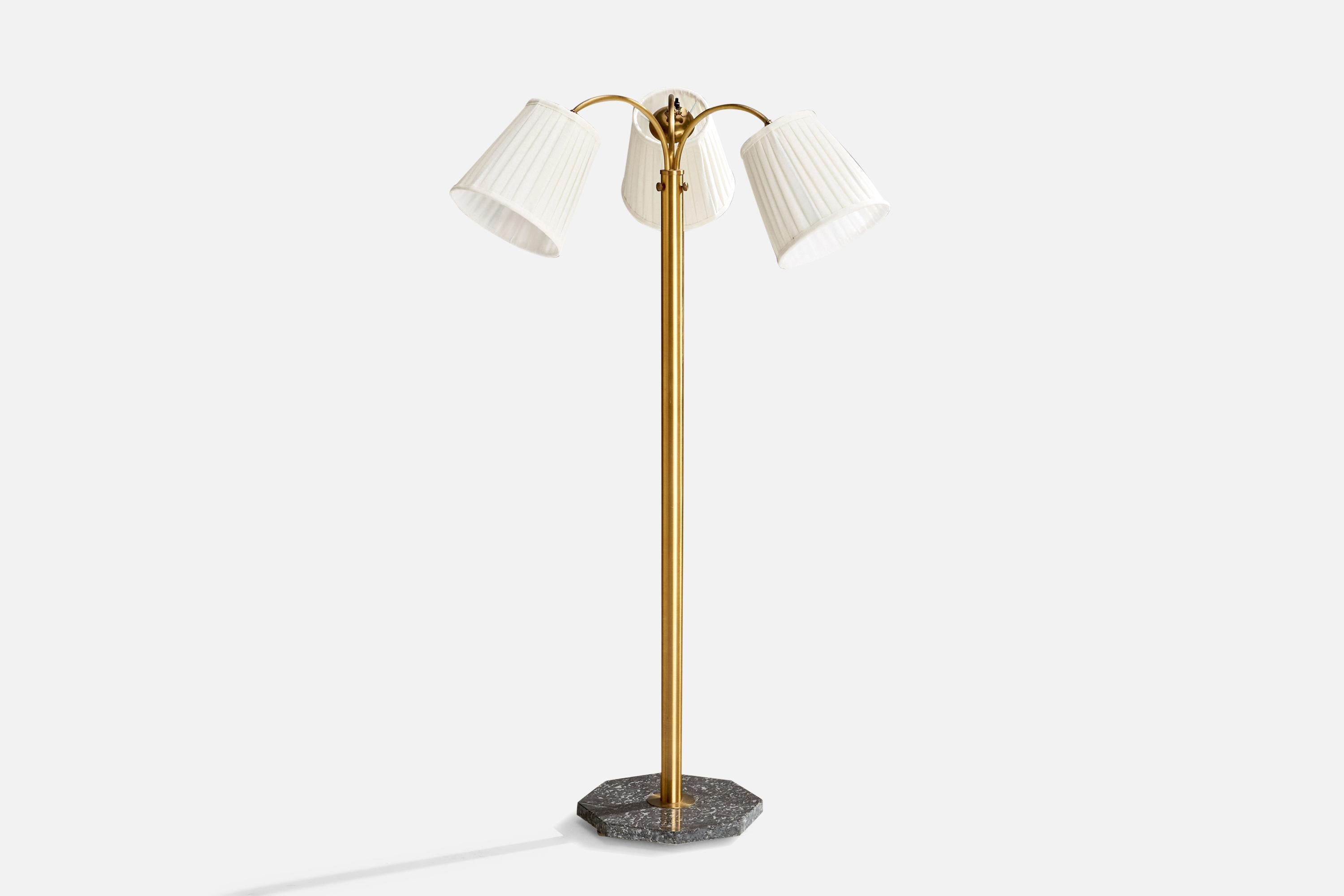 Lámpara de pie de latón, mármol y tela blanca, diseñada y fabricada en Suecia, c. década de 1940.

Dimensiones de la lámpara con pantalla (pulgadas): 50,125