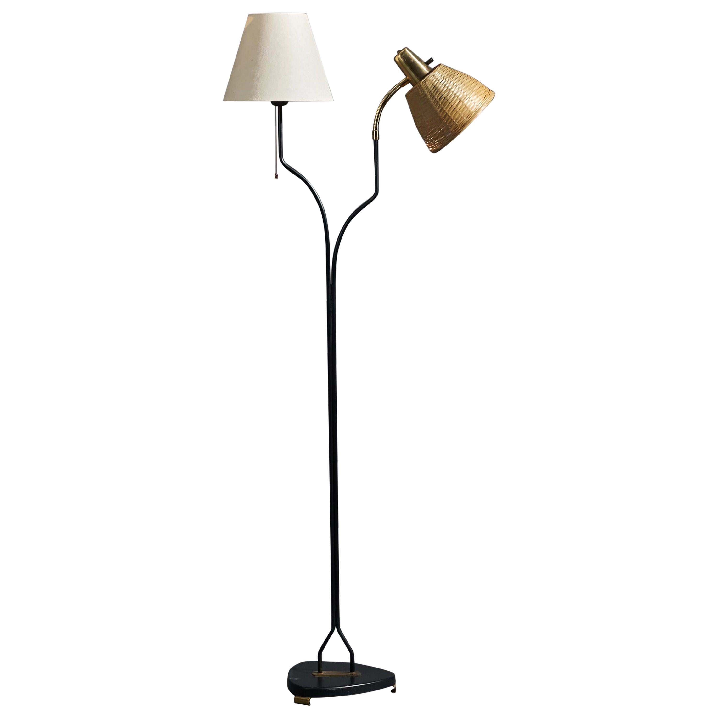 Designer suédois, lampadaire, laiton, métal, tissu, rotin, Suède, années 1950