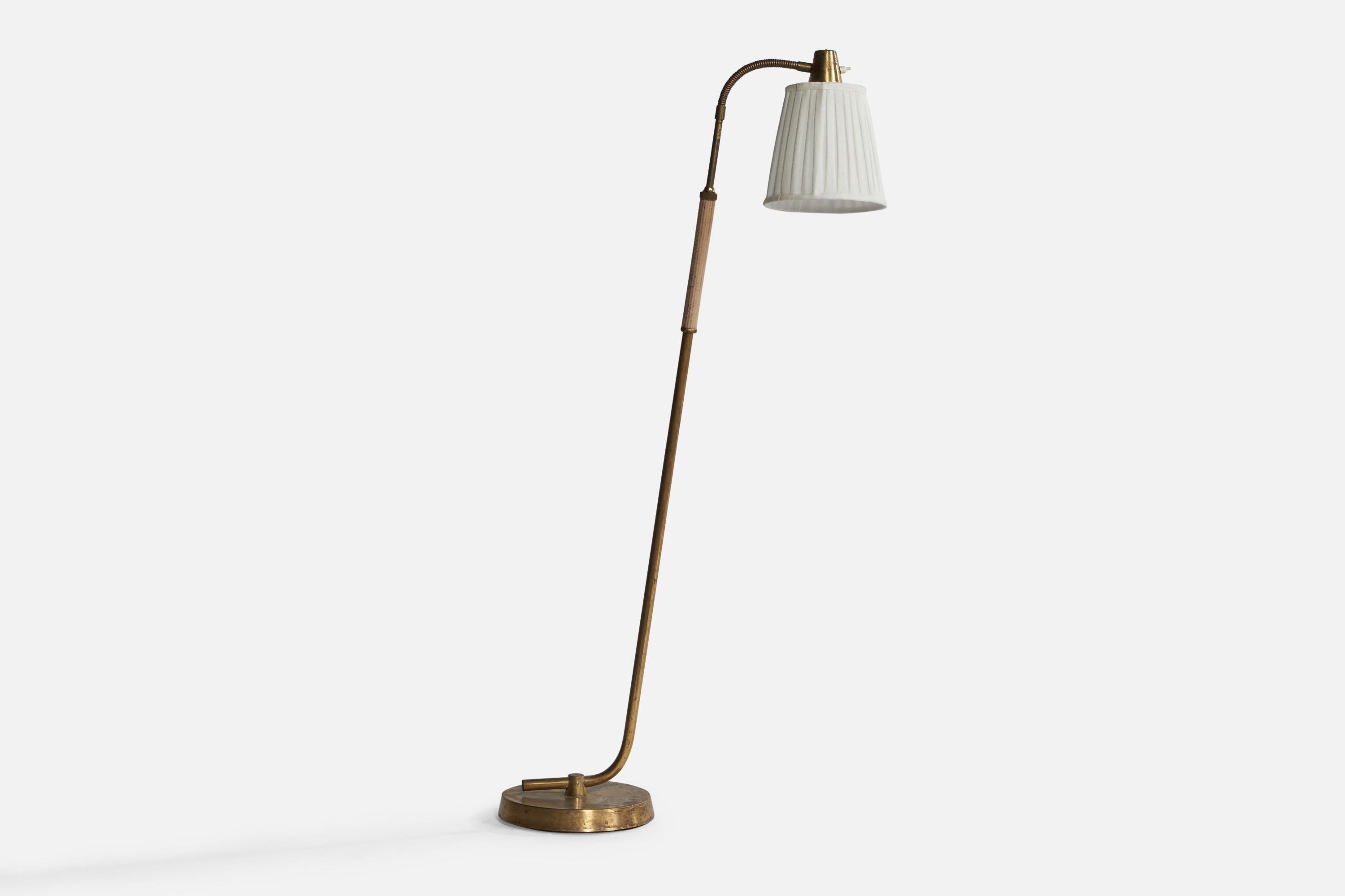 A brass, beige-lacquered metal and white fabric floor lamp designed and produced in Sweden, c. 1940s.

Overall Dimensions (inches): 52.5 H x 10.75” W x 24 ” D. Stated dimensions include shades.
Dimensions vary based on light position.
Bulb