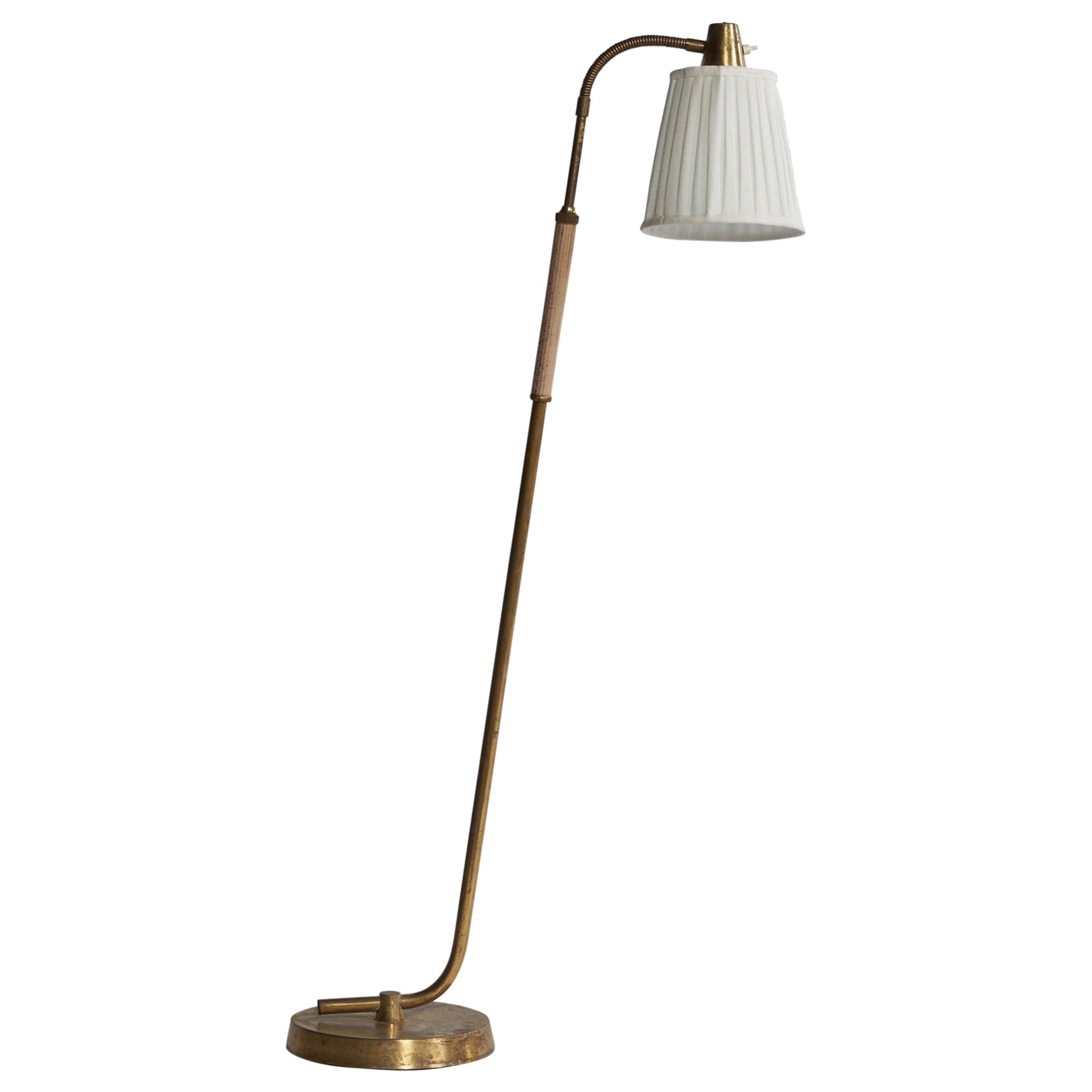 Lampadaire de designer suédois, laiton, métal, tissu, Suède, années 1940