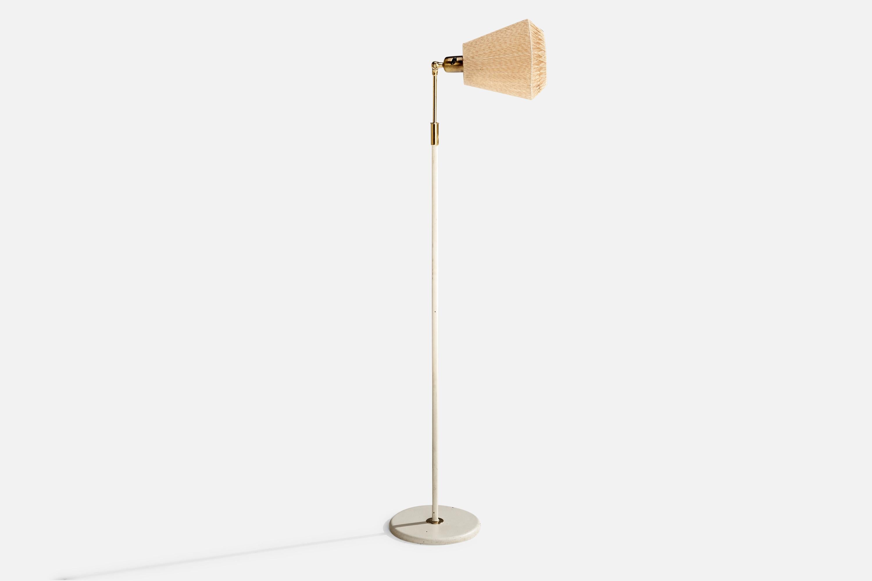Lampadaire réglable en laiton, en métal peint en gris et en tissu beige, conçu et produit en Suède, vers les années 1950.

Dimensions de la lampe avec abat-jour (pouces) : 53.25