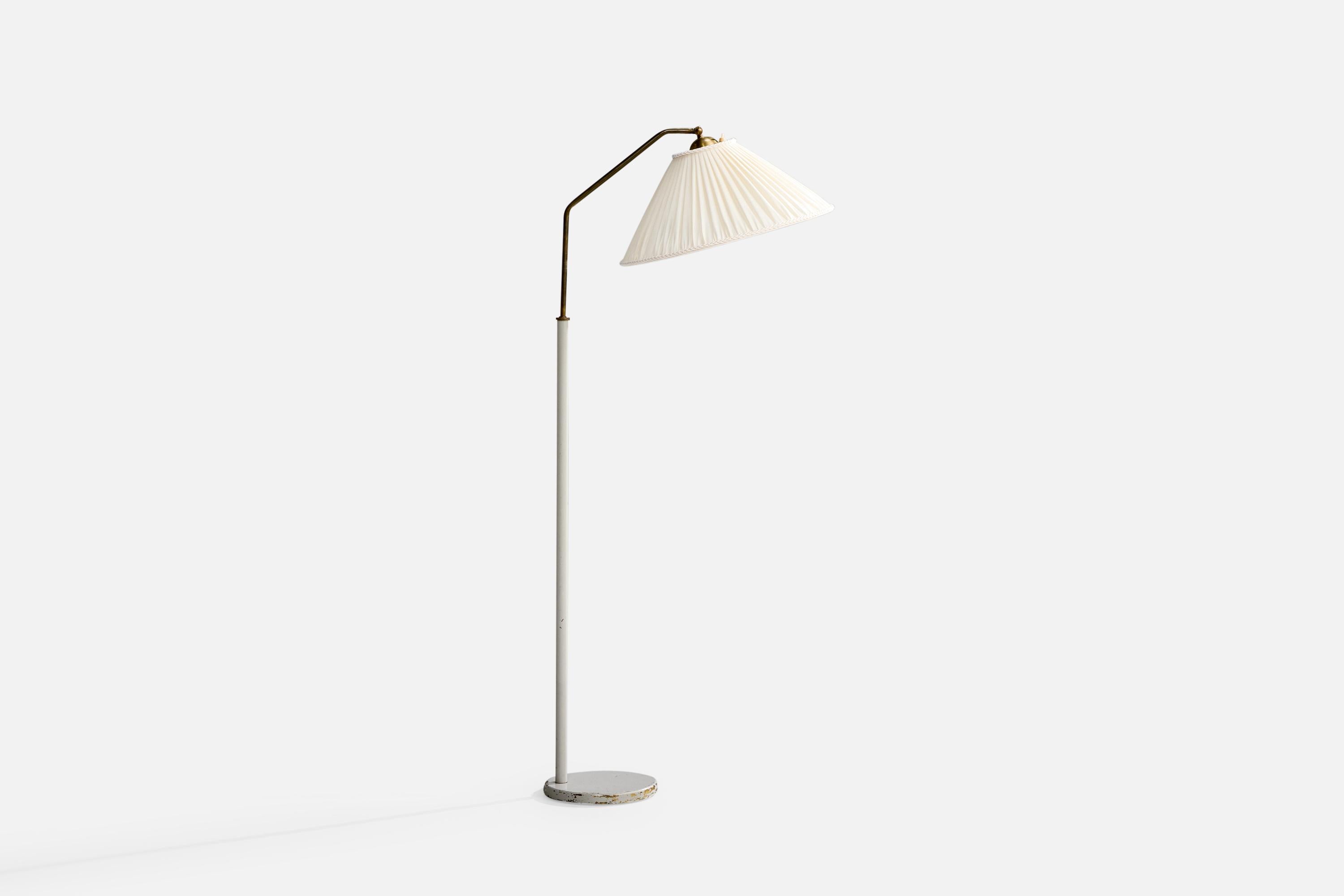 Lampadaire en métal laqué gris, laiton et tissu, conçu et produit en Suède, vers les années 1950.

Dimensions de la lampe avec abat-jour (pouces) : 56.25 