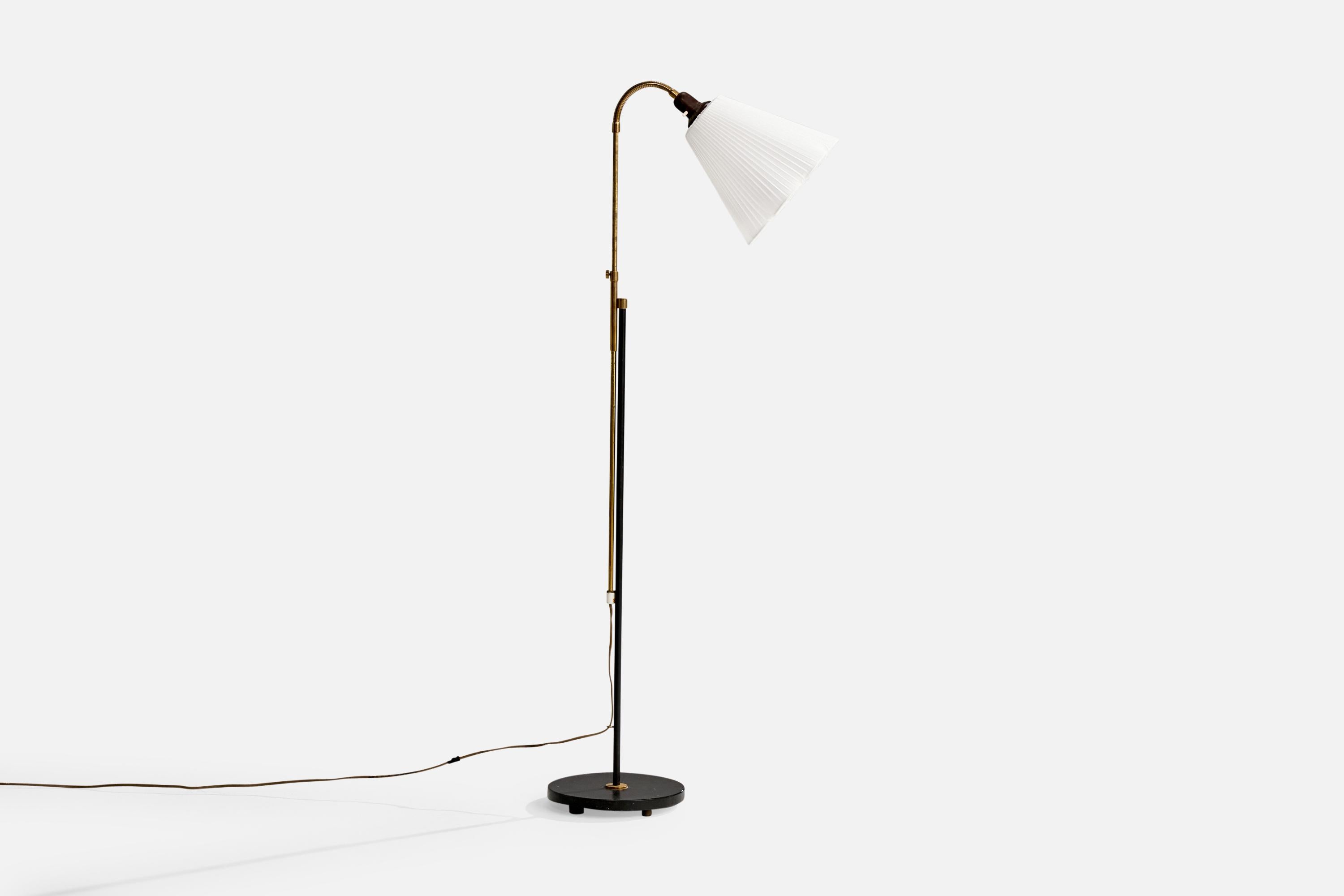 Lampada da terra regolabile in ottone, metallo laccato nero e tessuto bianco, progettata e prodotta in Svezia, anni '50 circa.

Dimensioni complessive (pollici): 49 