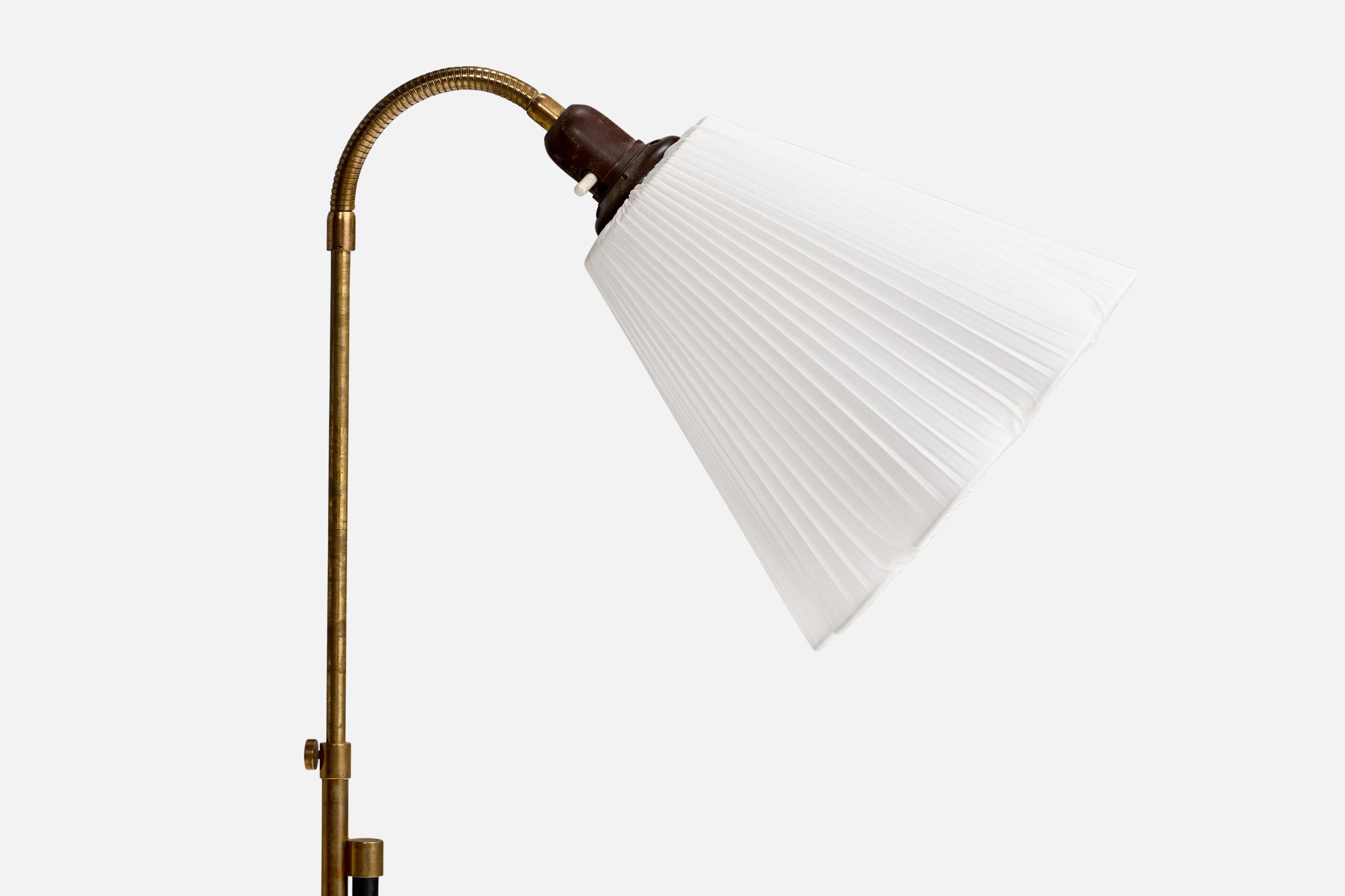 Mid-Century moderno Lampada da terra di design svedese, ottone, metallo, tessuto, Svezia, anni '1950 in vendita