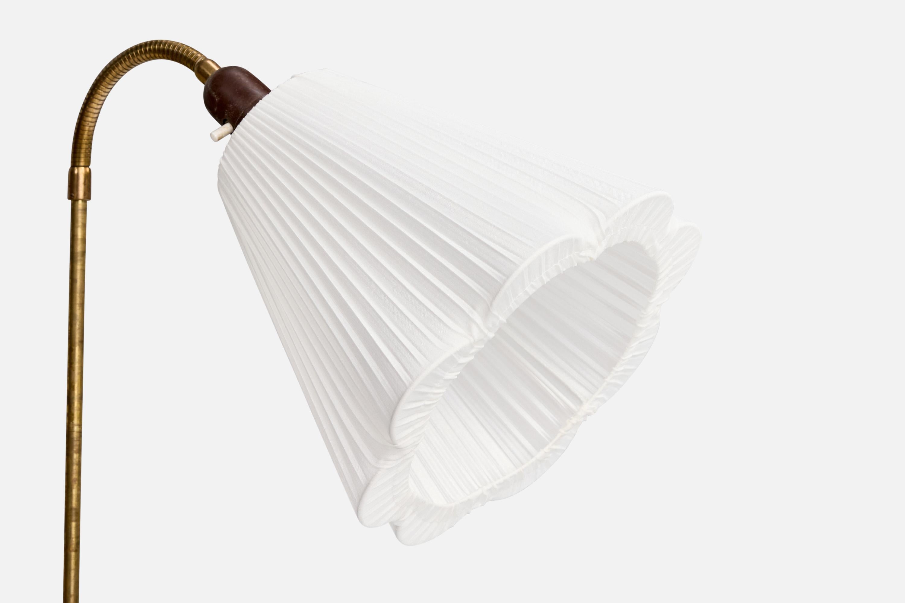 Svedese Lampada da terra di design svedese, ottone, metallo, tessuto, Svezia, anni '1950 in vendita