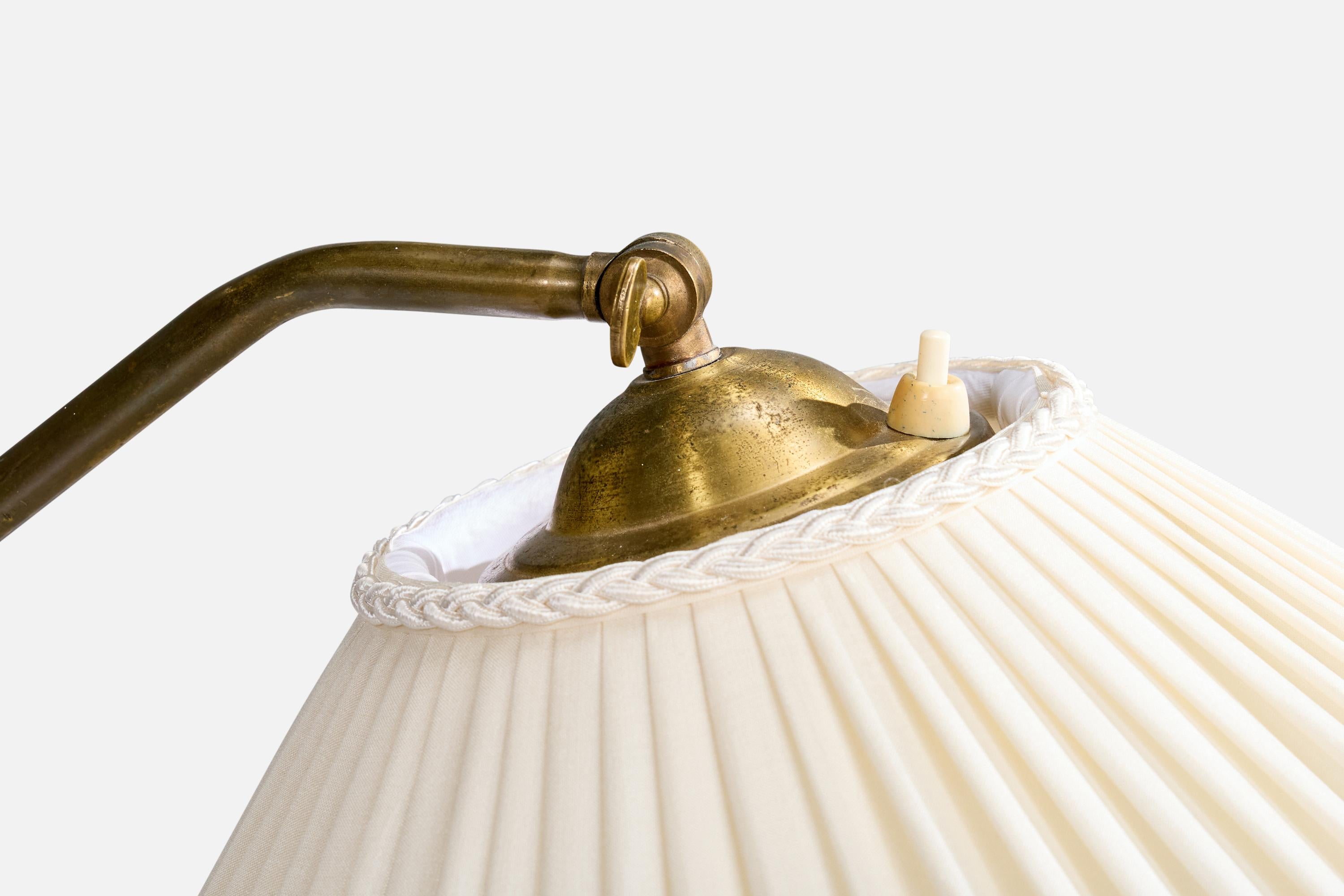 Milieu du XXe siècle Lampadaire de designer suédois, laiton, métal, tissu, Suède, années 1950 en vente