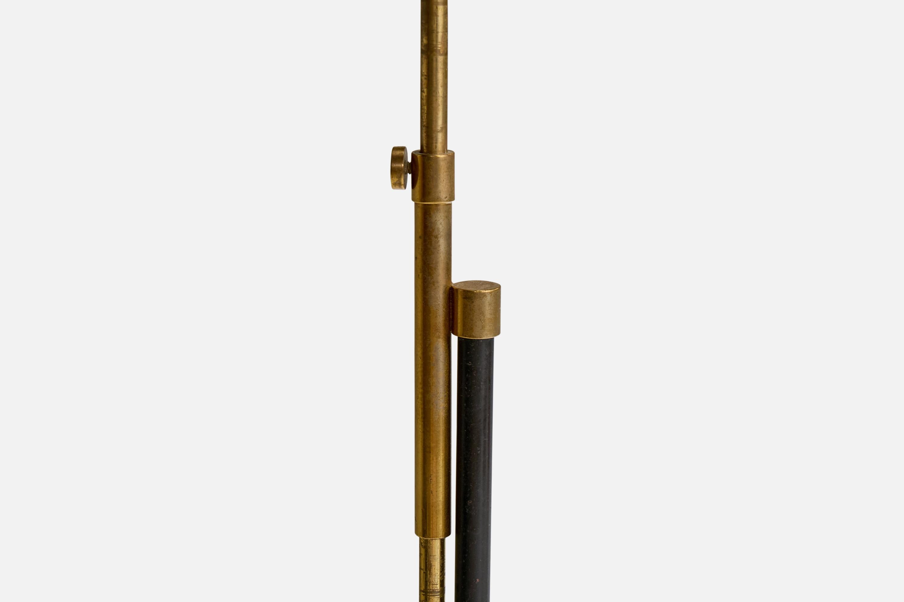 Metà XX secolo Lampada da terra di design svedese, ottone, metallo, tessuto, Svezia, anni '1950 in vendita