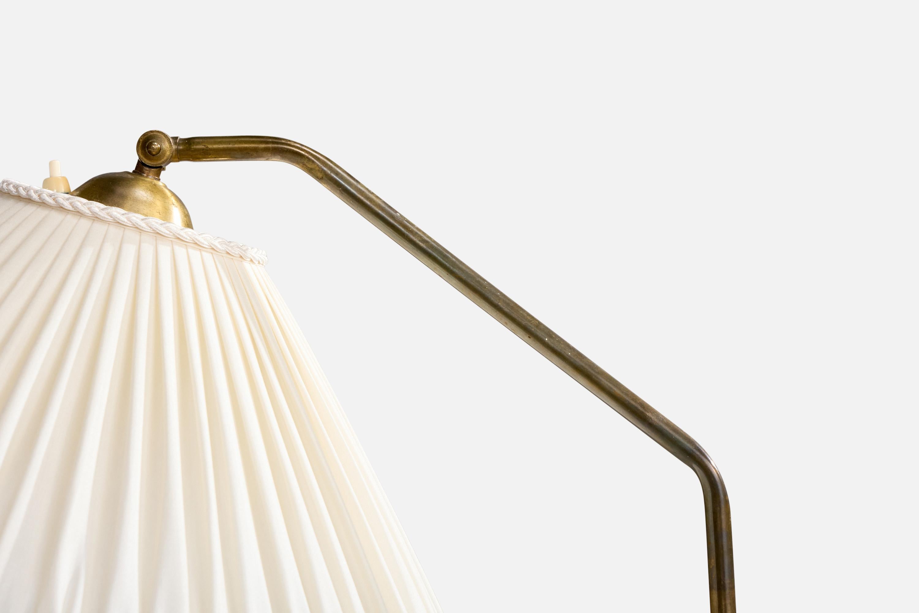 Métal Lampadaire de designer suédois, laiton, métal, tissu, Suède, années 1950 en vente