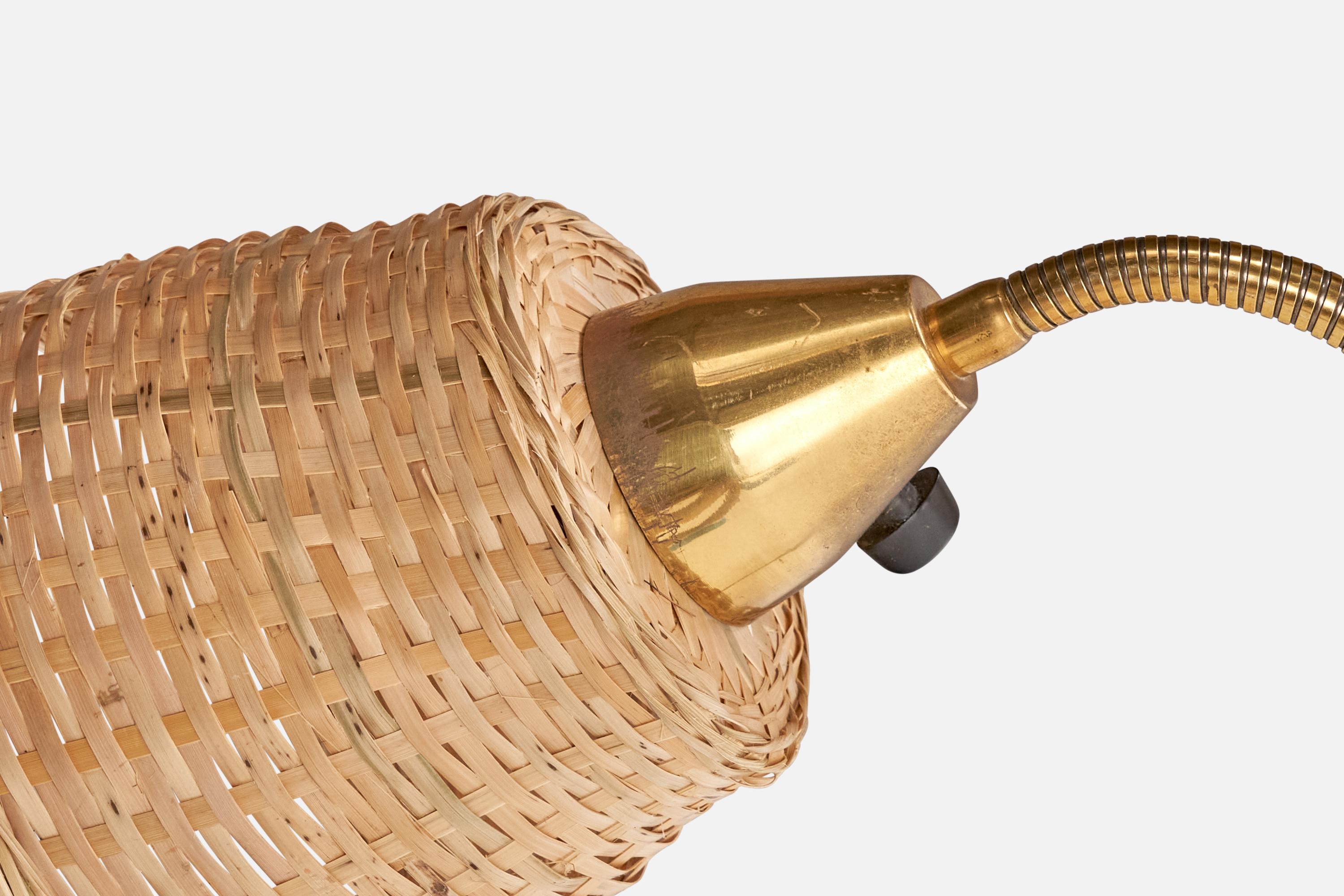 Scandinave moderne Lampadaire de designer suédois, laiton, métal, rotin, Suède, années 1950 en vente