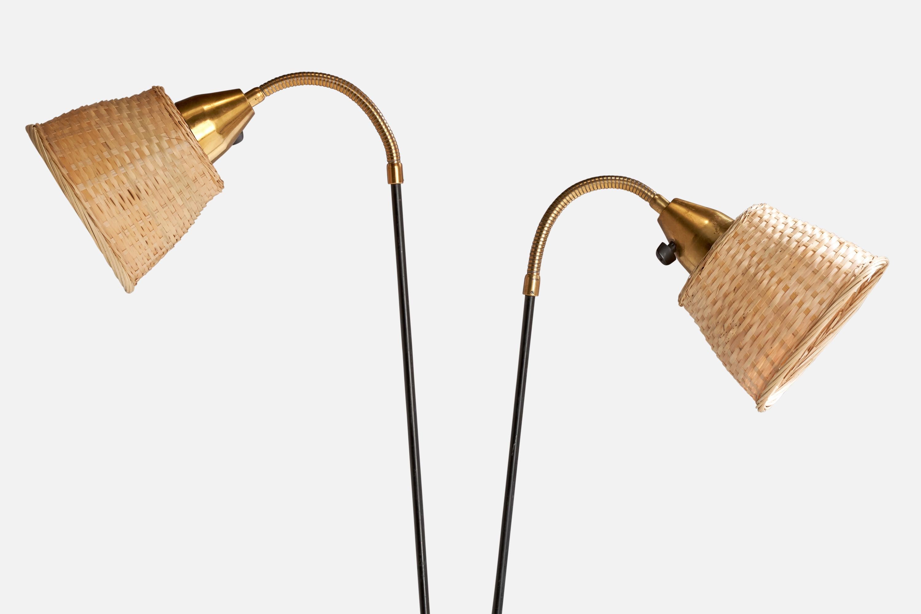 Suédois Lampadaire de designer suédois, laiton, métal, rotin, Suède, années 1950 en vente