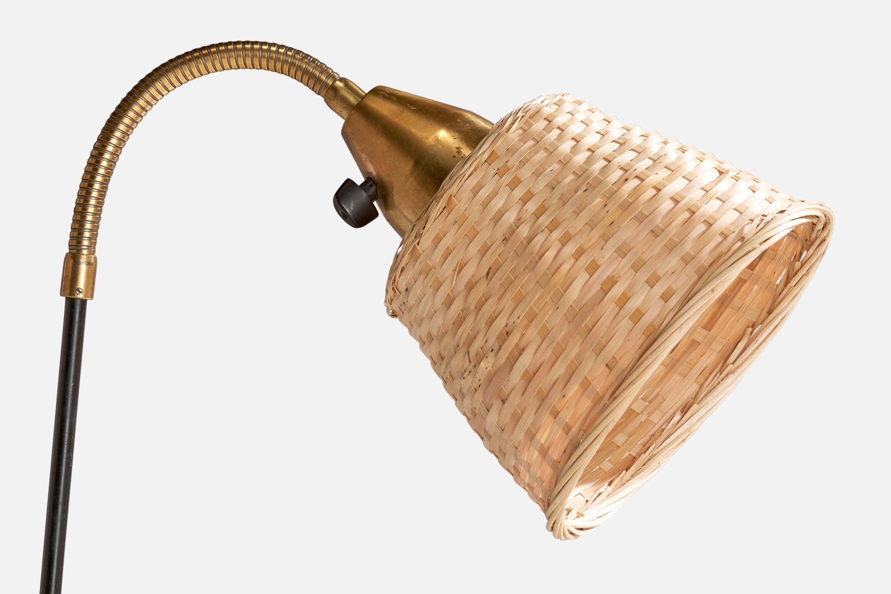 Lampadaire de designer suédois, laiton, métal, rotin, Suède, années 1950 Bon état - En vente à High Point, NC