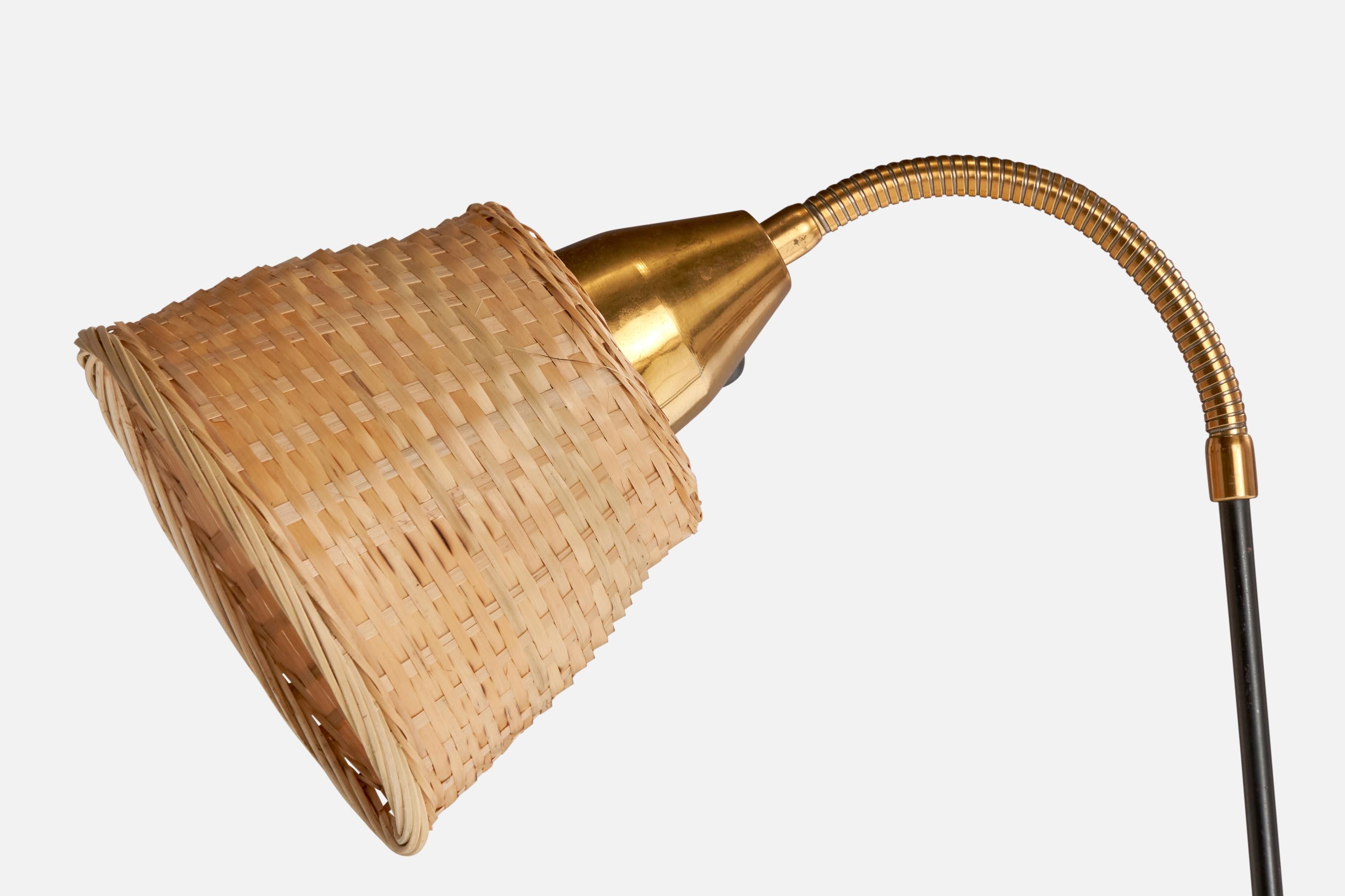 Milieu du XXe siècle Lampadaire de designer suédois, laiton, métal, rotin, Suède, années 1950 en vente