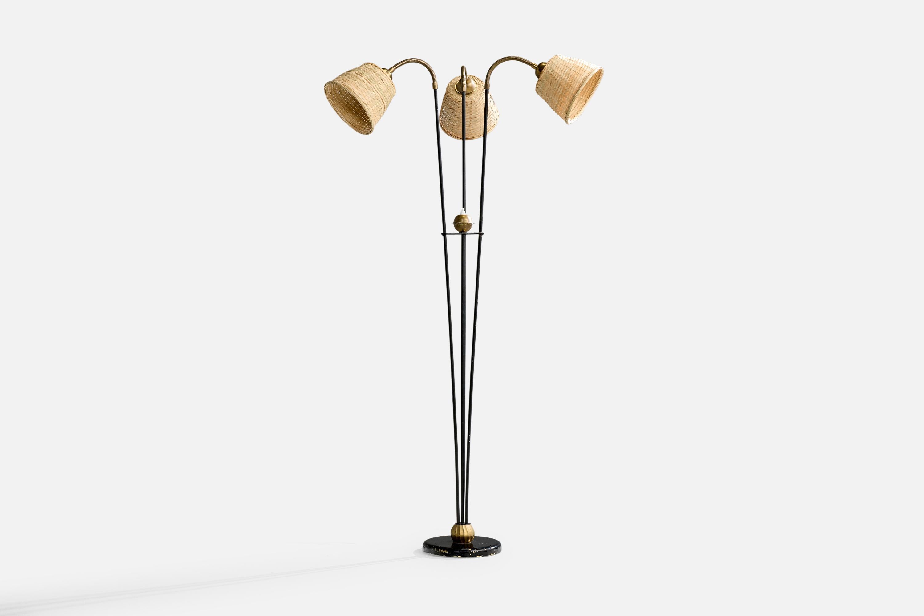 Lampadaire réglable en laiton, métal et rotin, conçu et produit en Suède, c. 1960.

Dimensions de la lampe avec abat-jour (pouces) : 53.0 