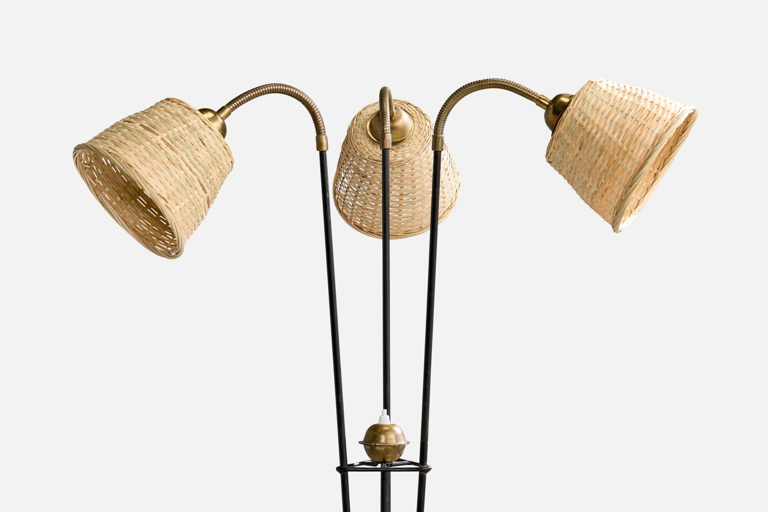 Mid-Century Modern Lampadaire de designer suédois, laiton, métal, rotin, Suède, années 1960 en vente