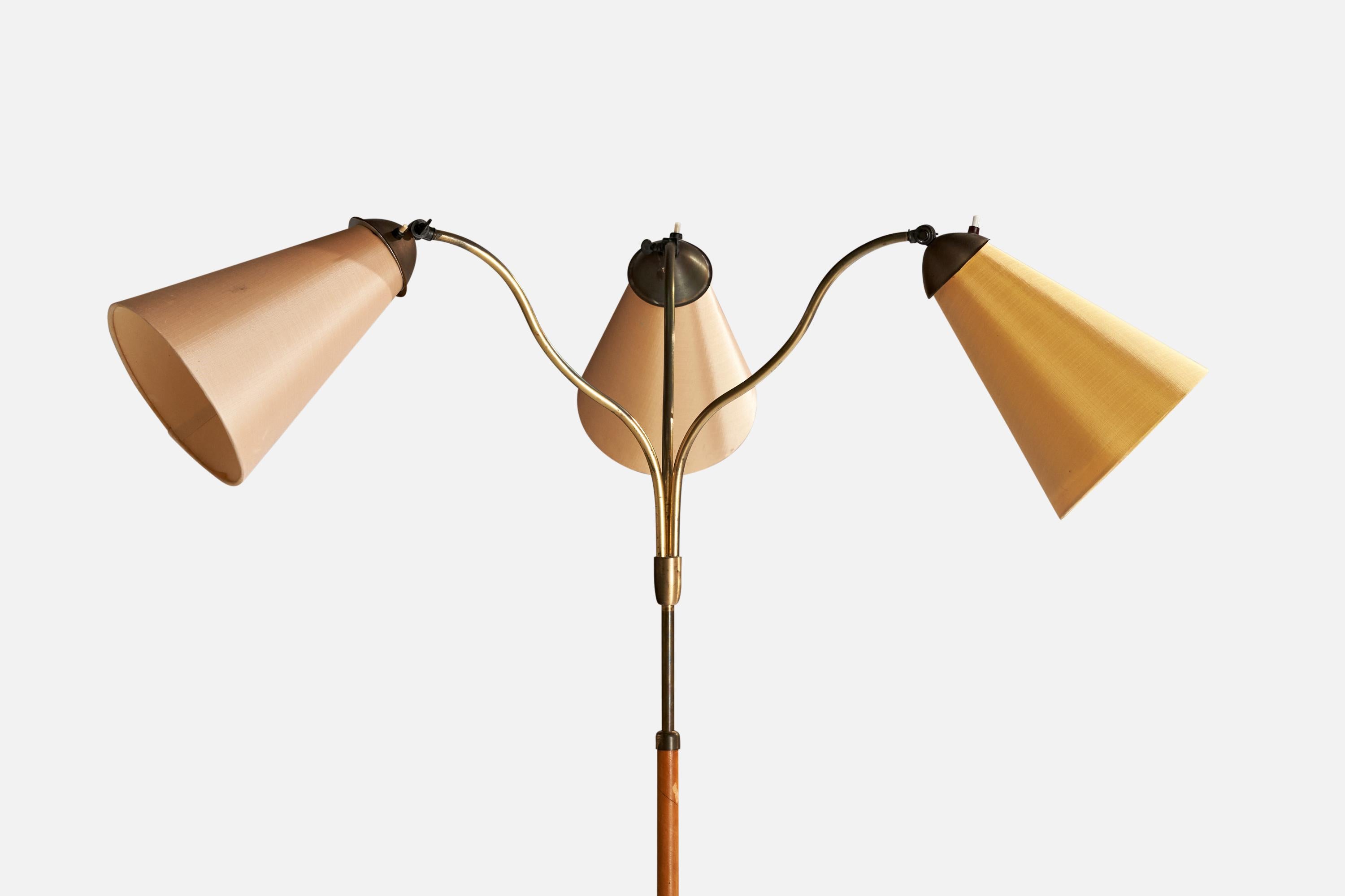 Scandinavo moderno Lampada da terra di design svedese, ottone, quercia, tessuto, Svezia, anni '30 in vendita