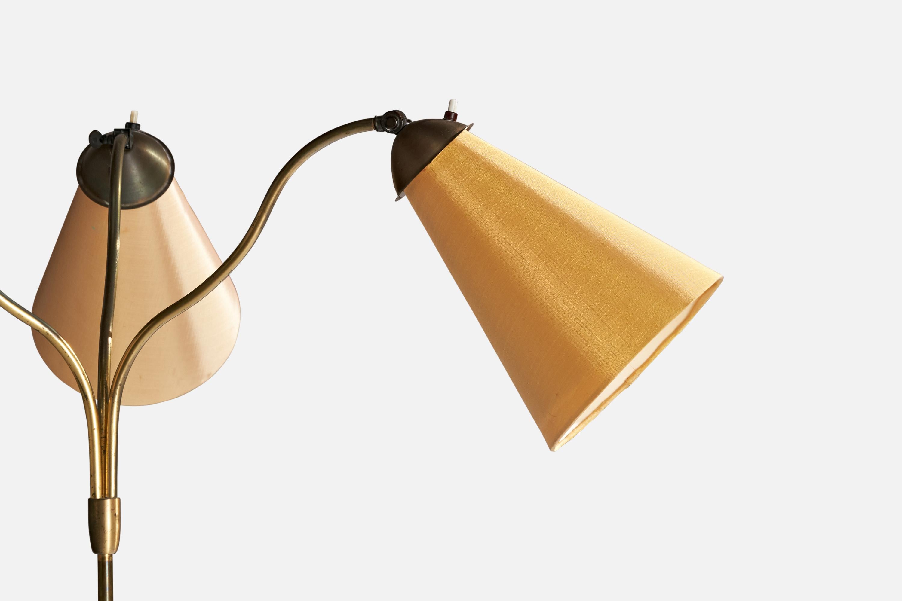 Svedese Lampada da terra di design svedese, ottone, quercia, tessuto, Svezia, anni '30 in vendita