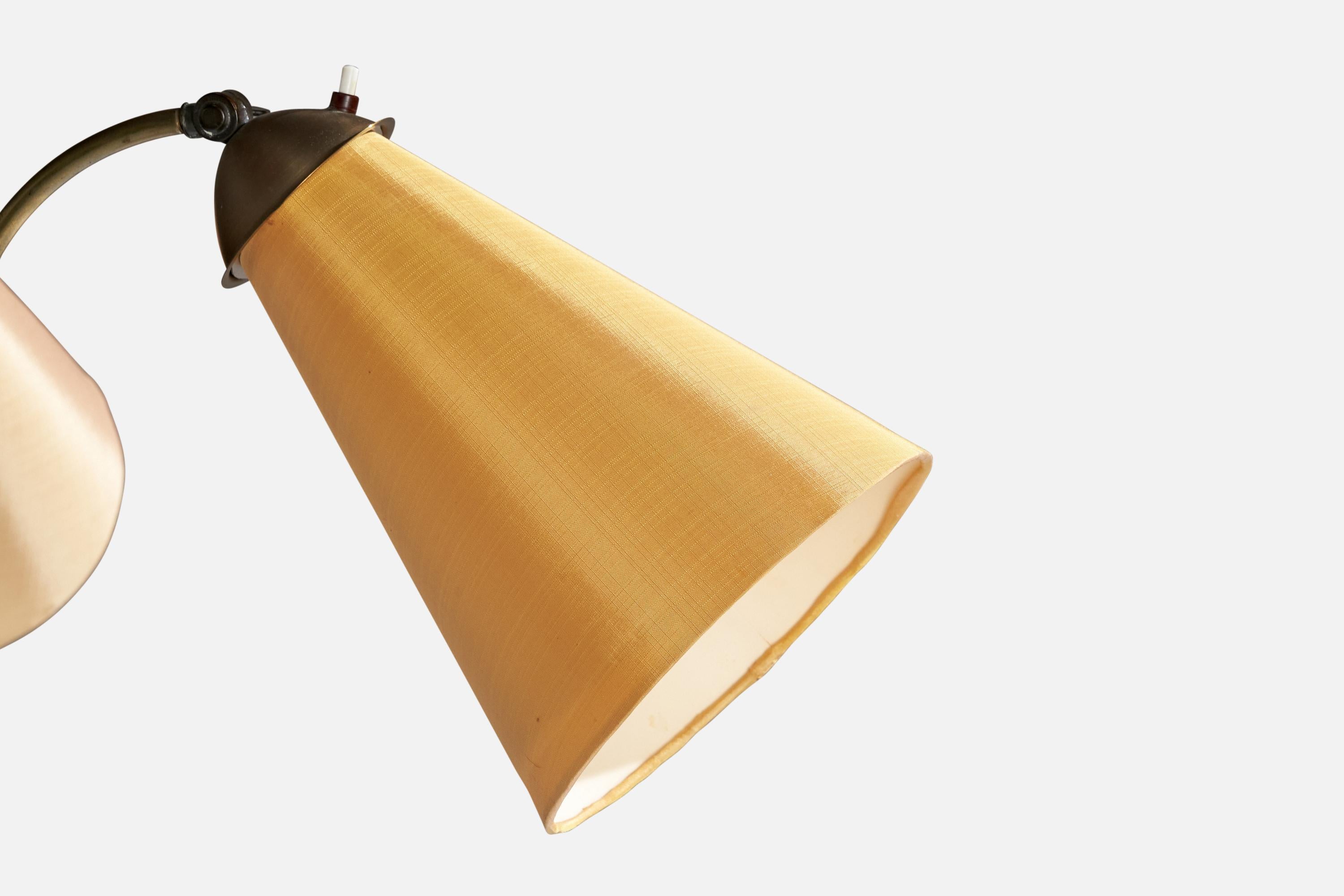 Lampada da terra di design svedese, ottone, quercia, tessuto, Svezia, anni '30 In condizioni discrete in vendita a High Point, NC
