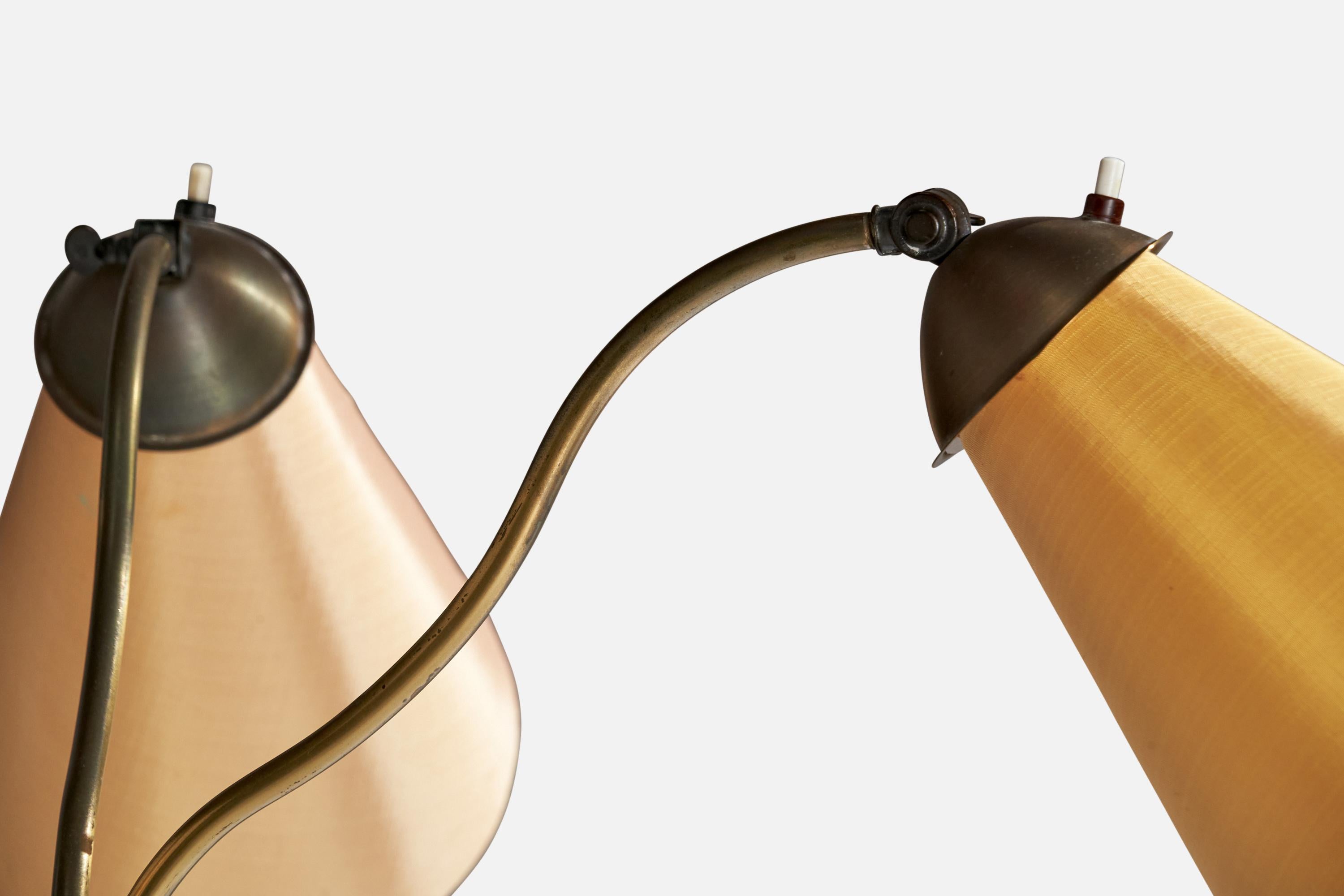 Metà XX secolo Lampada da terra di design svedese, ottone, quercia, tessuto, Svezia, anni '30 in vendita