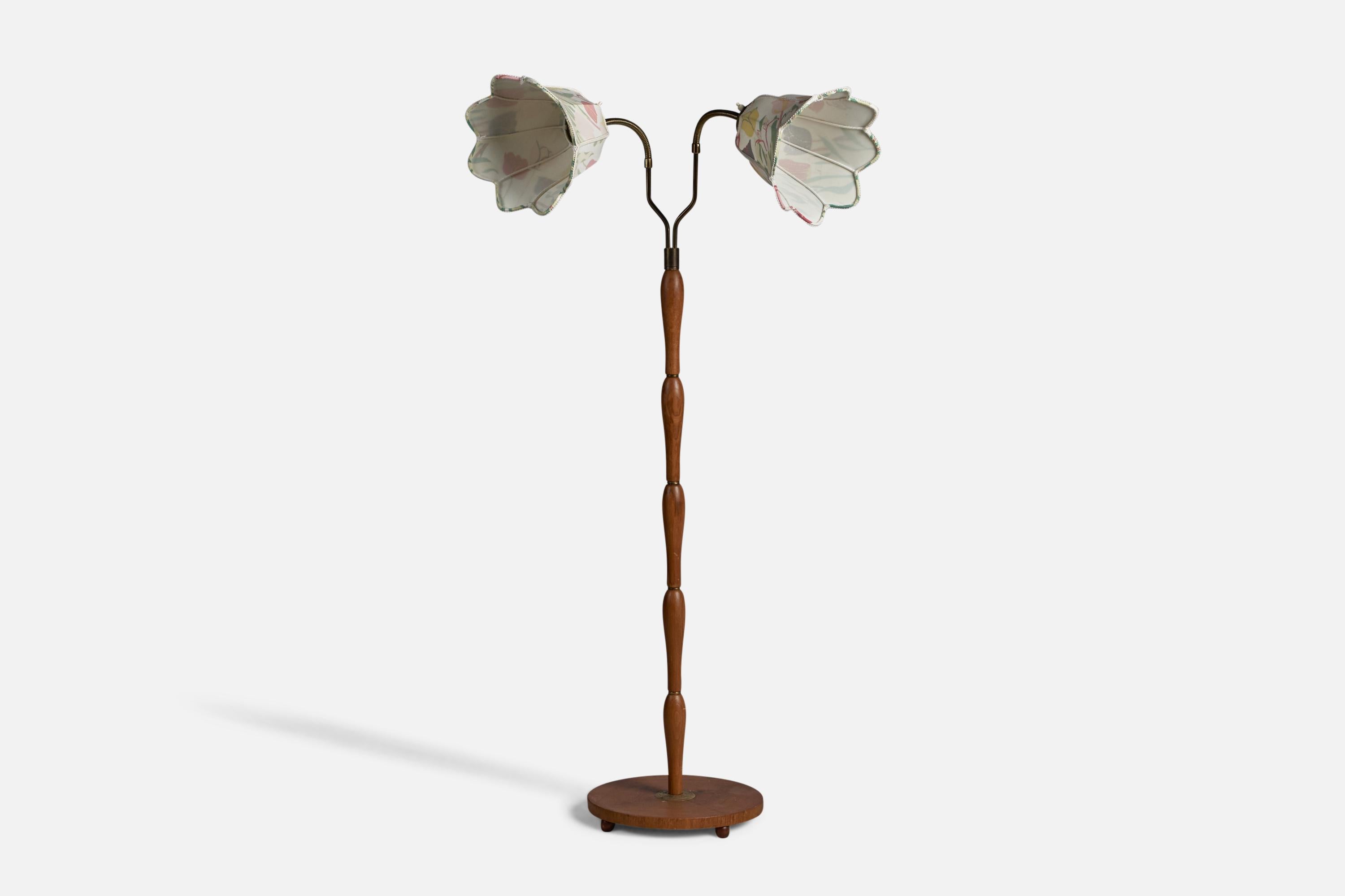 A brass, stained oak and floral print fabric floor lamp designed and produced in Sweden, c. 1940s.

Lampshades are covered in a vintage Josef Frank for Svenskt Tenn fabric.

Overall Dimensions (inches): 56.75