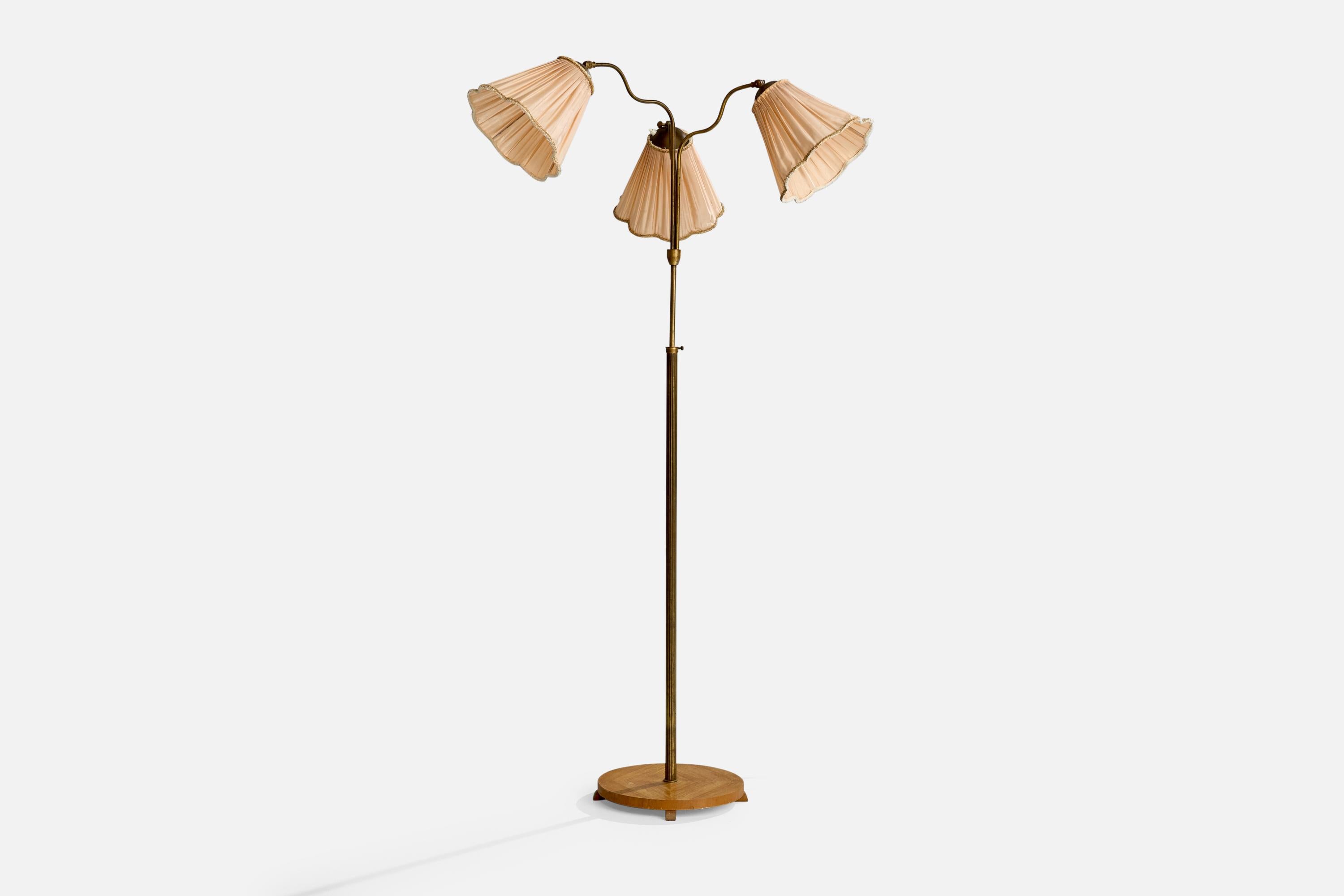 Eine verstellbare Stehlampe aus Messing, Eichenfurnier und hellrosa Stoff, entworfen und hergestellt in Schweden, um 1940.

Mäßige Oxidation an Hals und Armen aus Messing.

Abmessungen der Lampe mit Schirm (Zoll): 65