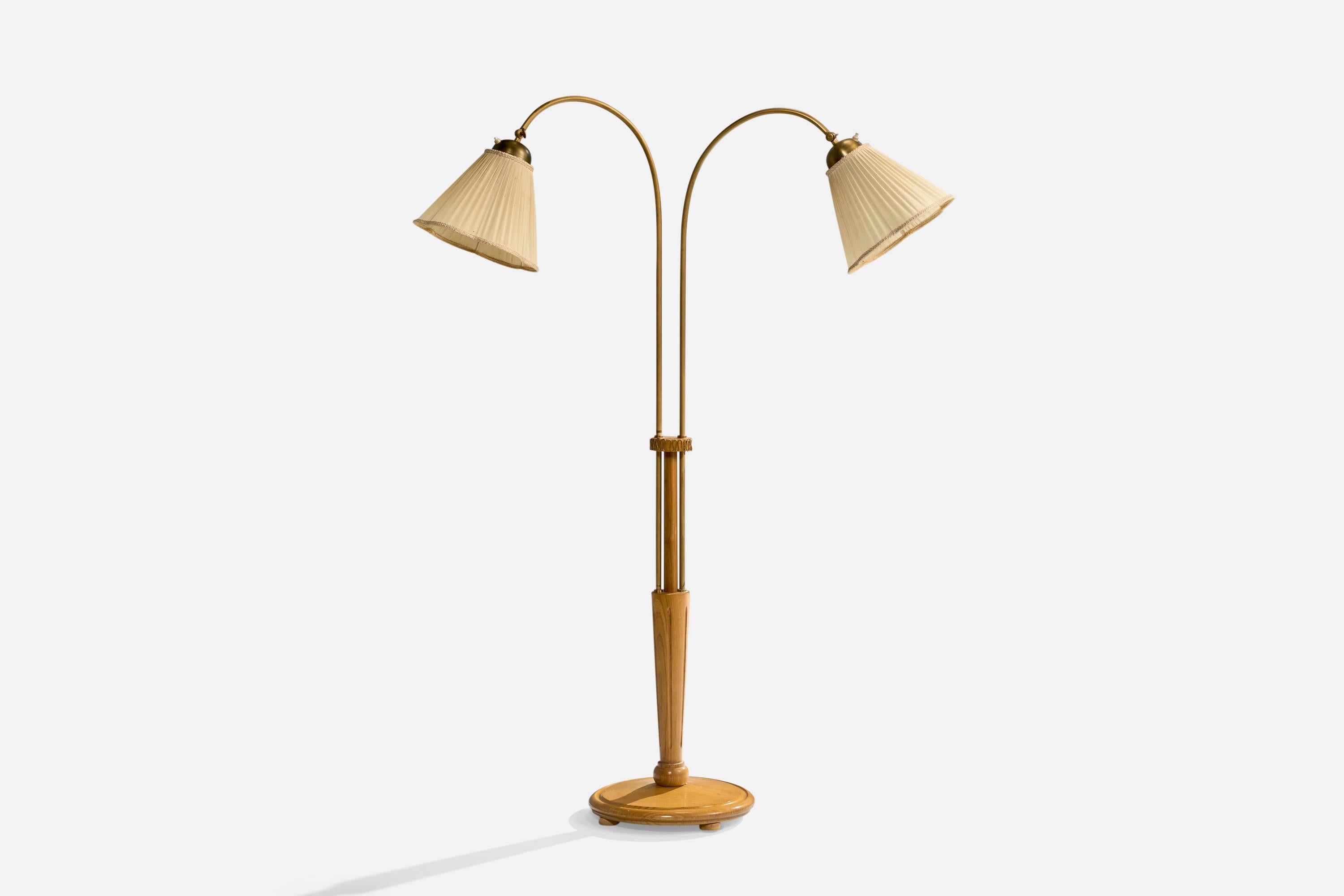 Lampada da terra in ottone, ottone verniciato in oro, Oak e tessuto beige progettata e prodotta in Svezia, anni '40 circa.

Dimensioni della lampada con paralume (in pollici): 58