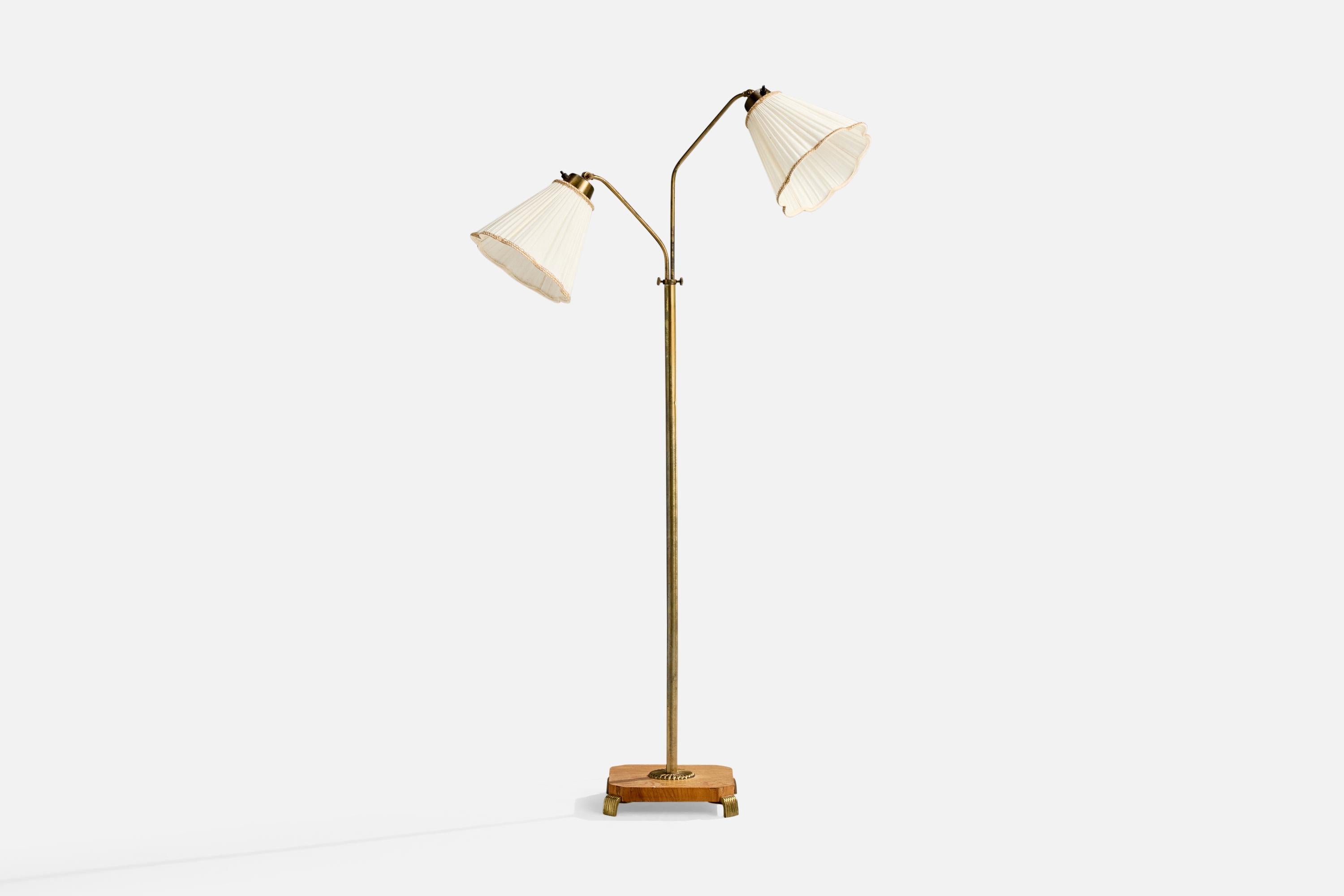 Stehlampe aus Messing, Eiche und weißem Stoff, entworfen und hergestellt in Schweden, um 1940.

Abmessungen der Lampe mit Schirm (Zoll): 60,5 