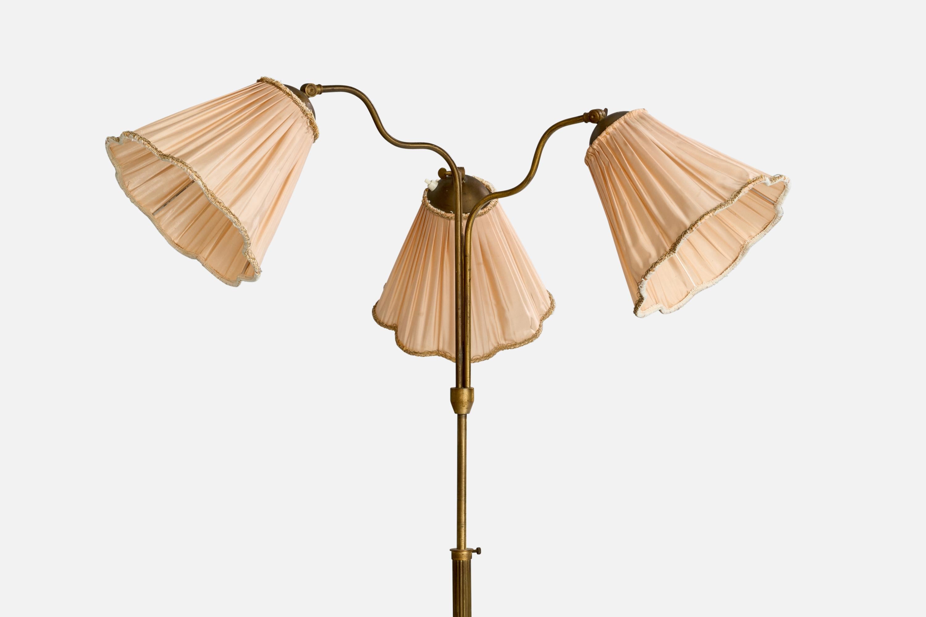 Schwedische Designerin, Stehlampe, Messing, Eiche, Stoff, Schweden, 1940er Jahre im Zustand „Gut“ im Angebot in High Point, NC