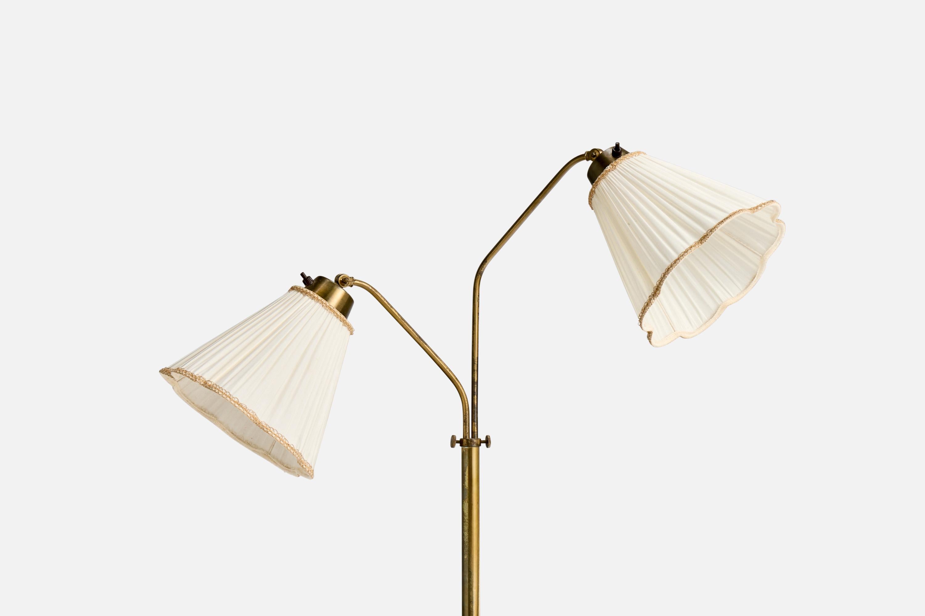 Schwedische Designerin, Stehlampe, Messing, Eiche, Stoff, Schweden, 1940er Jahre (Skandinavische Moderne) im Angebot