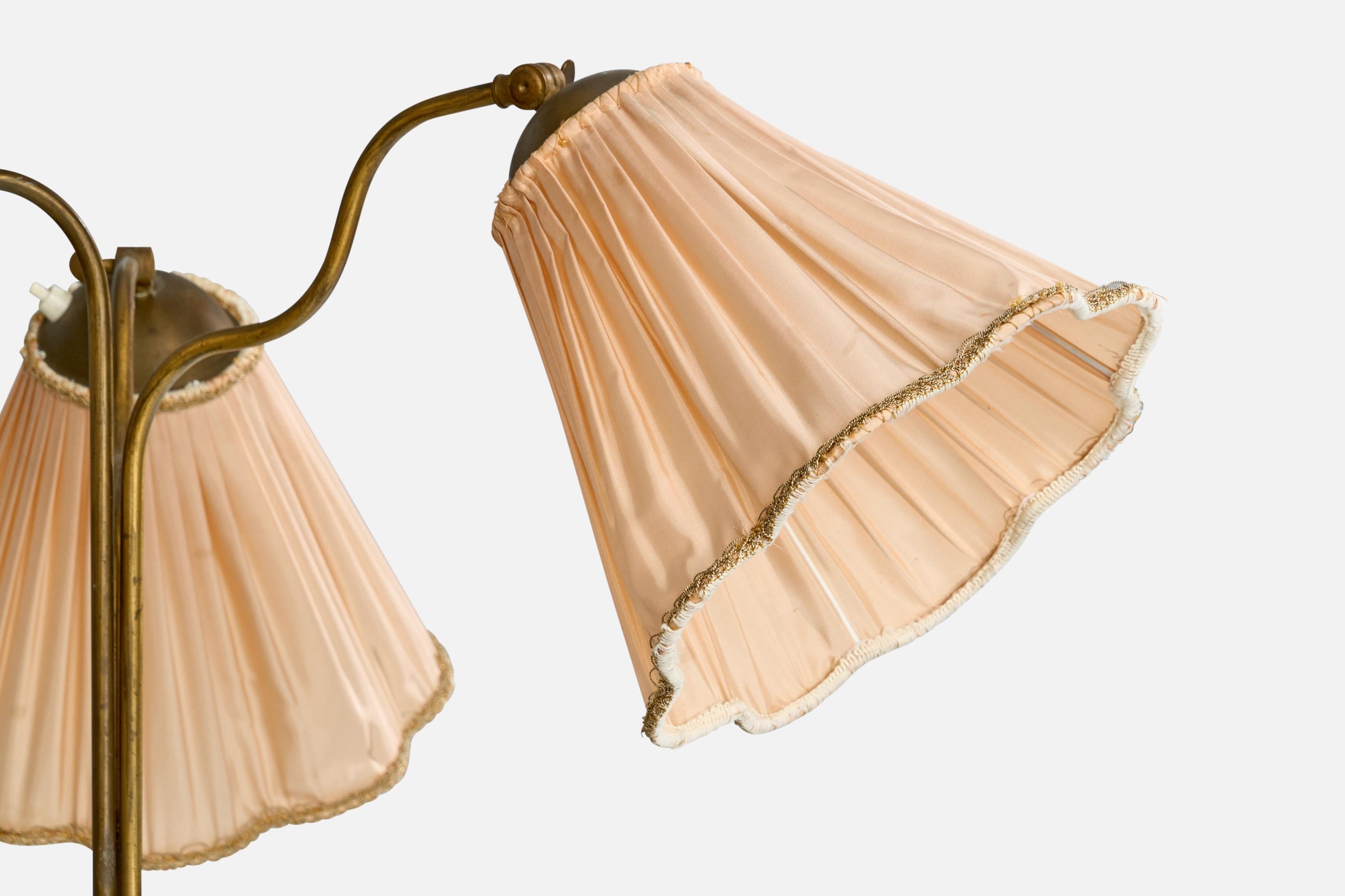Schwedische Designerin, Stehlampe, Messing, Eiche, Stoff, Schweden, 1940er Jahre (Mitte des 20. Jahrhunderts) im Angebot