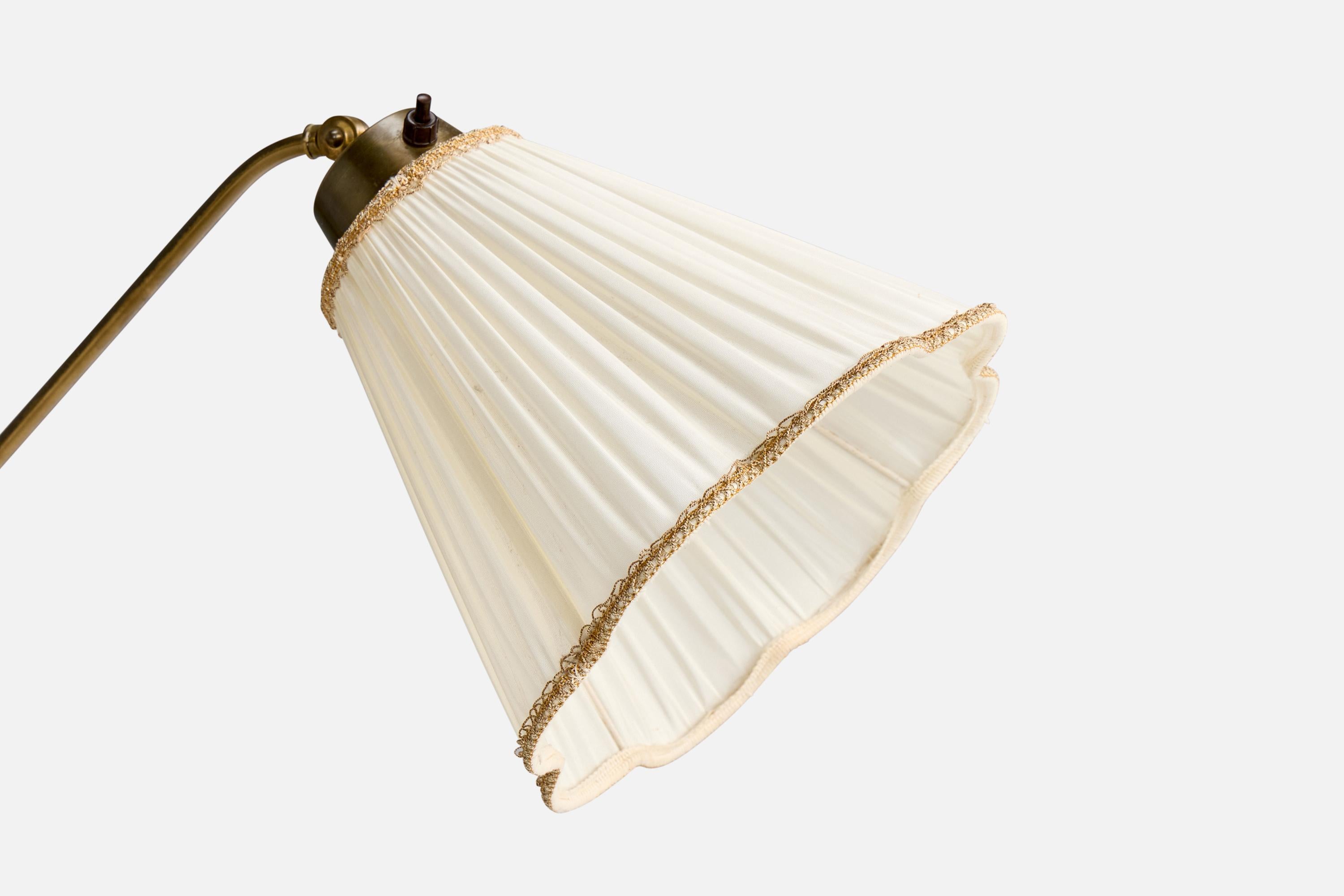 Schwedische Designerin, Stehlampe, Messing, Eiche, Stoff, Schweden, 1940er Jahre im Zustand „Gut“ im Angebot in High Point, NC