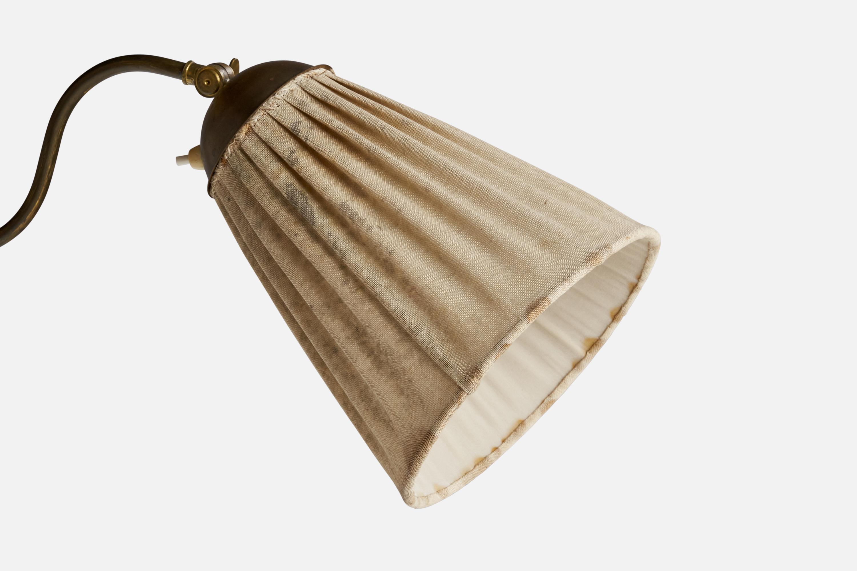 Designer suédois, lampadaire, laiton, chêne, tissu, Suède, années 1940 Bon état - En vente à High Point, NC