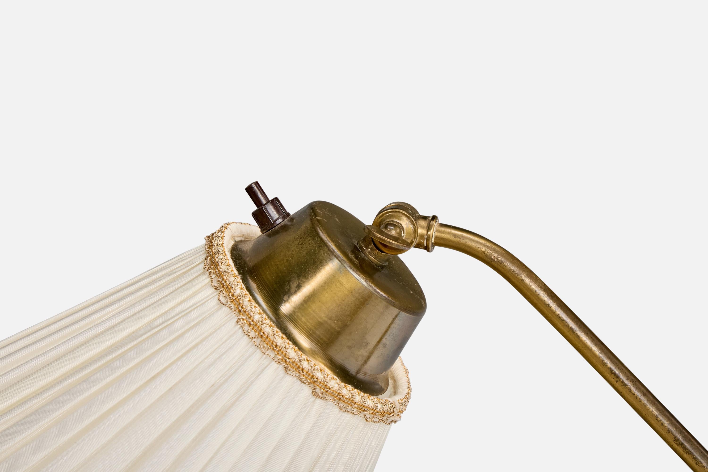 Schwedische Designerin, Stehlampe, Messing, Eiche, Stoff, Schweden, 1940er Jahre (Mitte des 20. Jahrhunderts) im Angebot