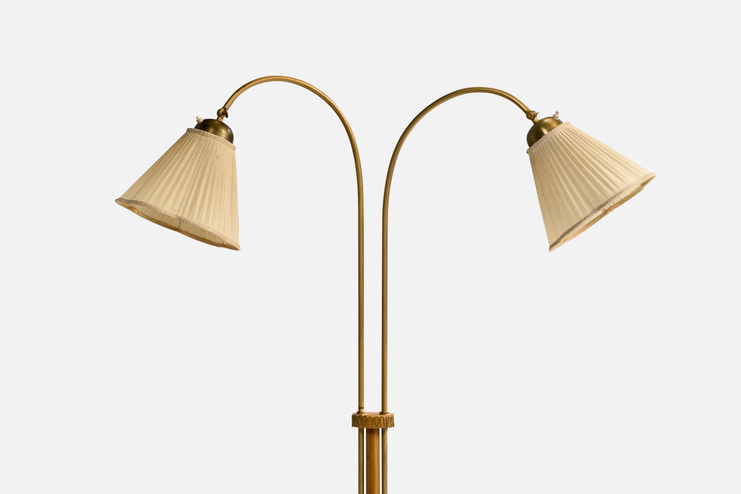 Metà XX secolo Lampada da terra di design svedese, ottone, quercia, tessuto, Svezia, anni '40 in vendita