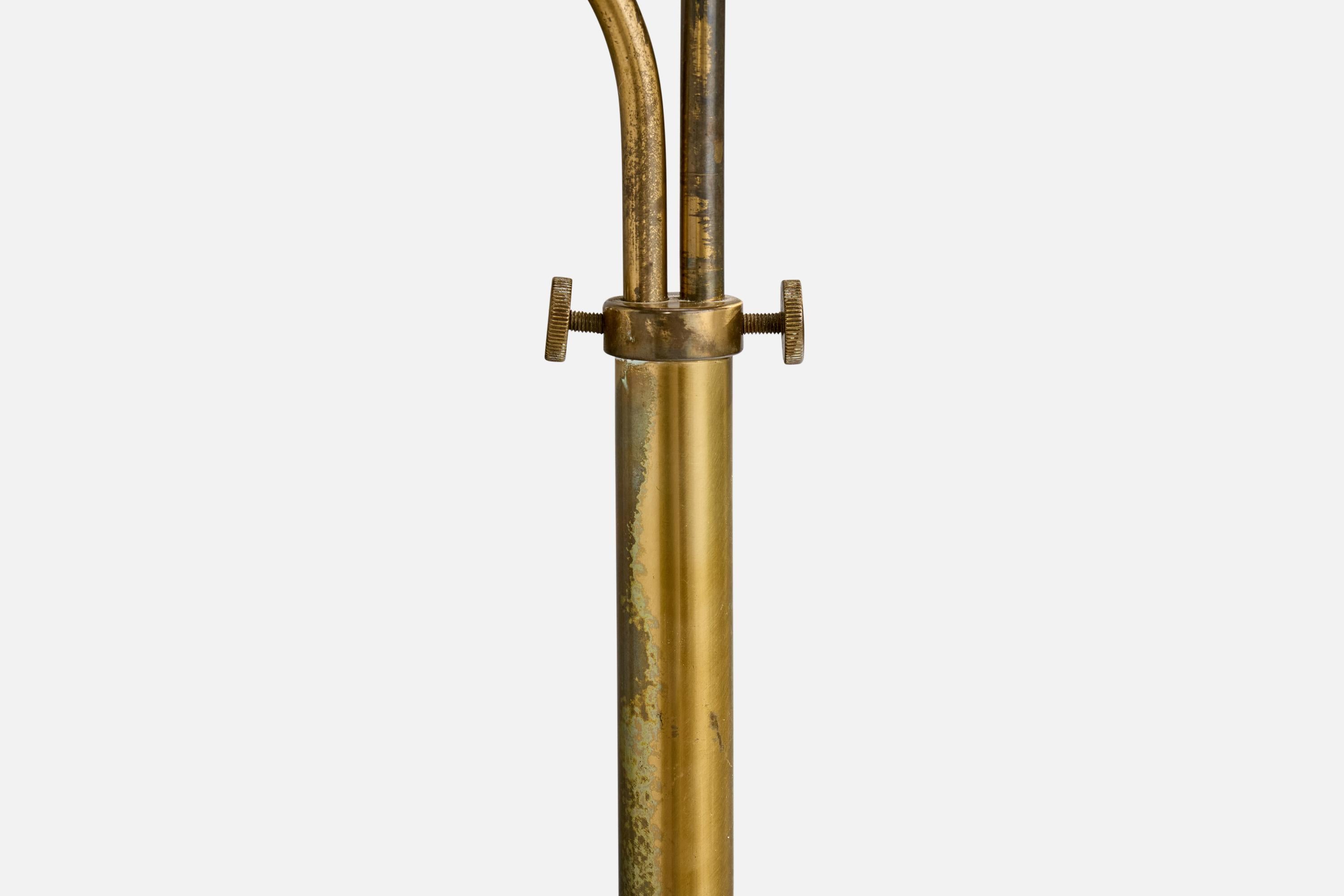 Schwedische Designerin, Stehlampe, Messing, Eiche, Stoff, Schweden, 1940er Jahre im Angebot 1