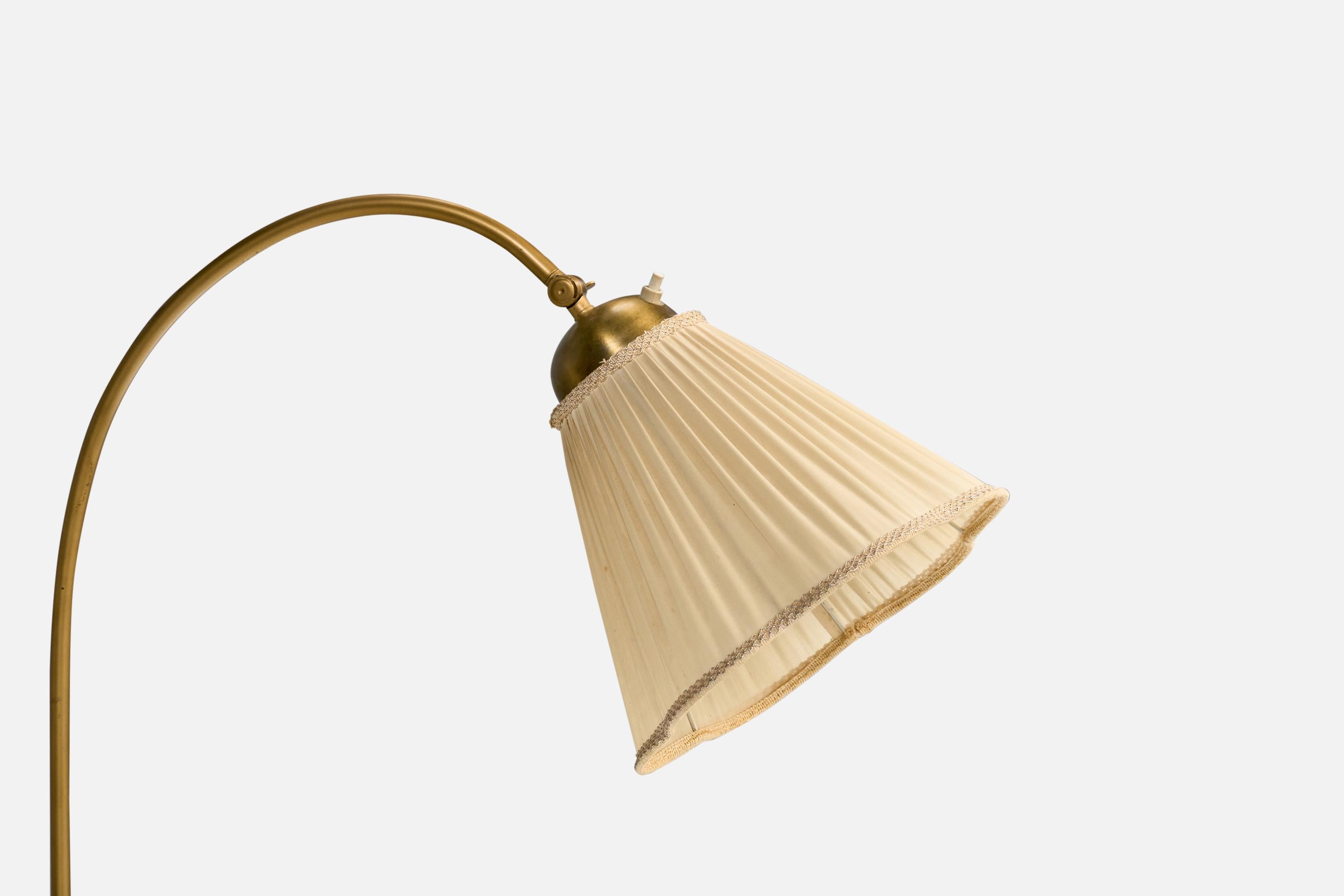 Ottone Lampada da terra di design svedese, ottone, quercia, tessuto, Svezia, anni '40 in vendita