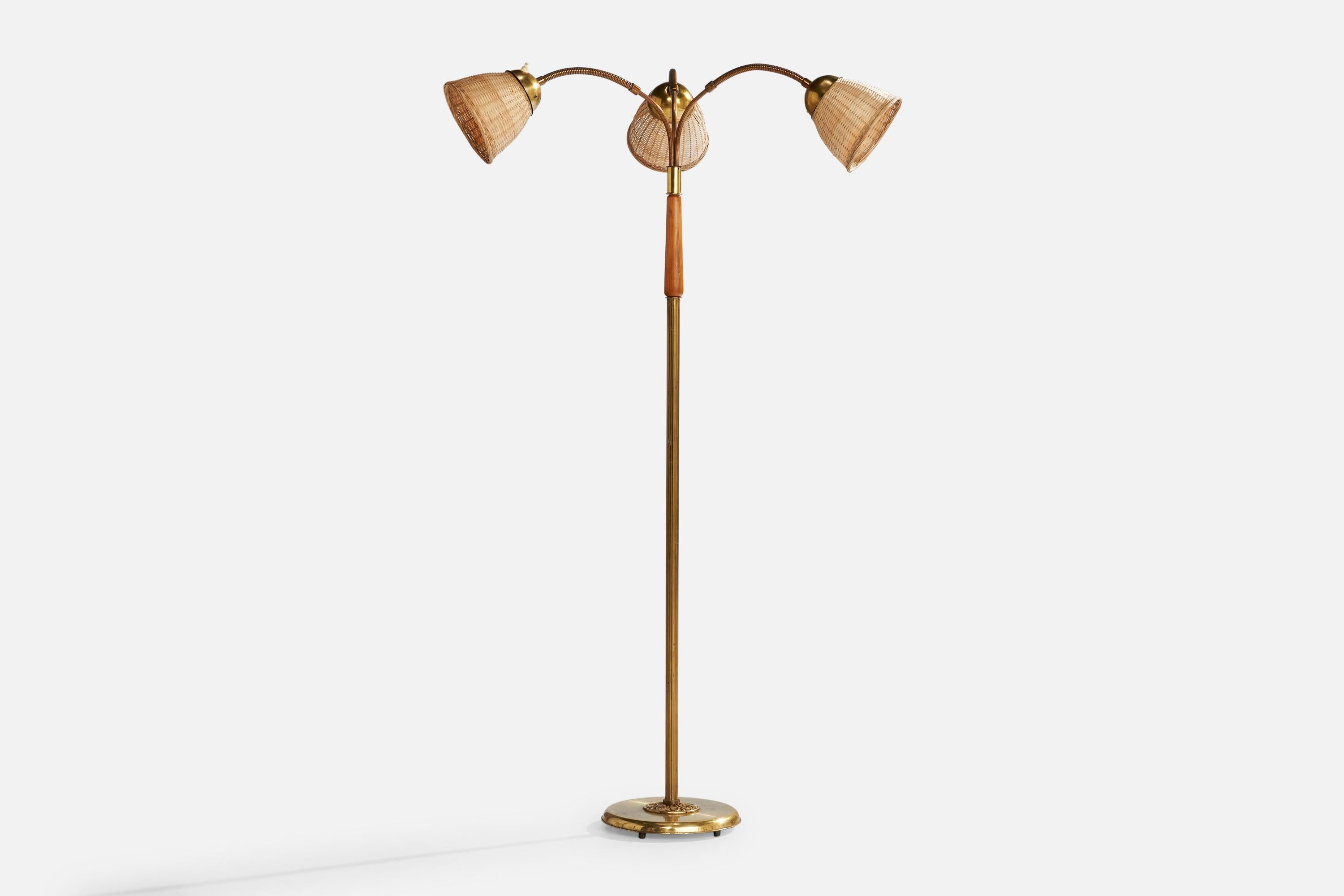 Una lampada da terra regolabile in ottone, oak e rattan progettata e prodotta in Svezia, negli anni '1940 circa.

Dimensioni della lampada con paralume (pollici): 60