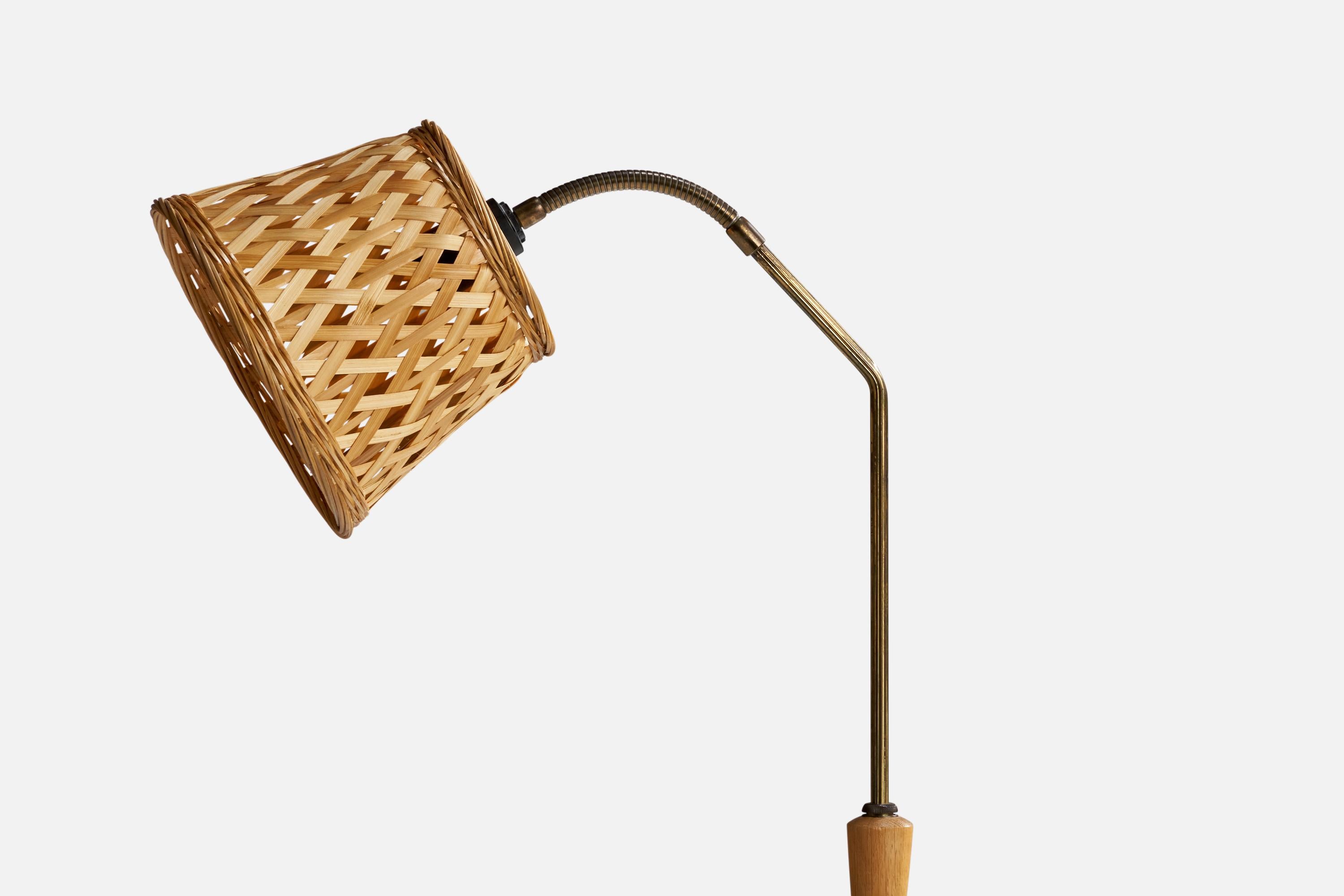 Scandinave moderne Designer suédois, lampadaire, laiton, chêne, rotin, Suède, années 1940 en vente