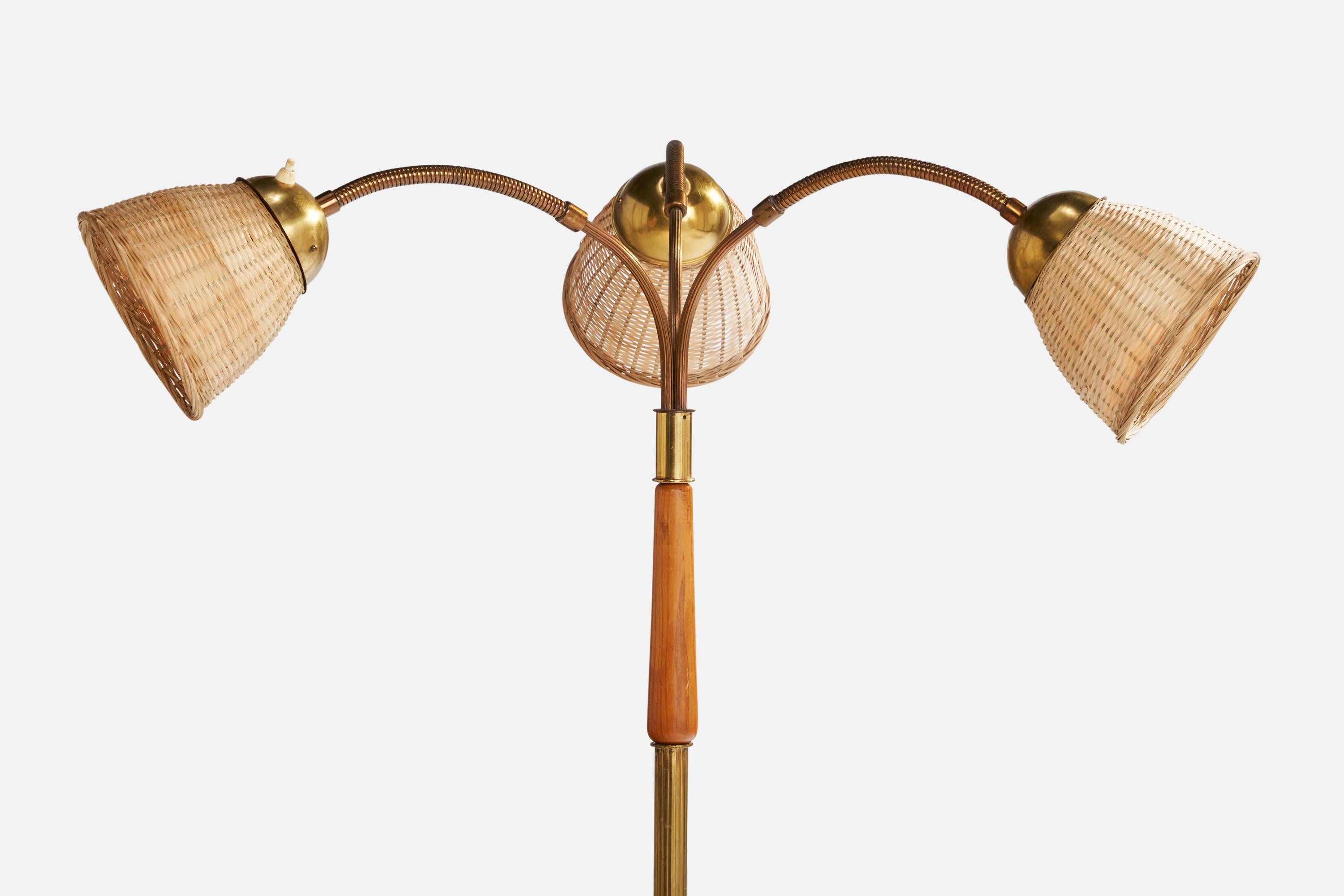 Scandinavo moderno Lampada da terra di design svedese, ottone, quercia, rattan, Svezia, anni '1940 in vendita