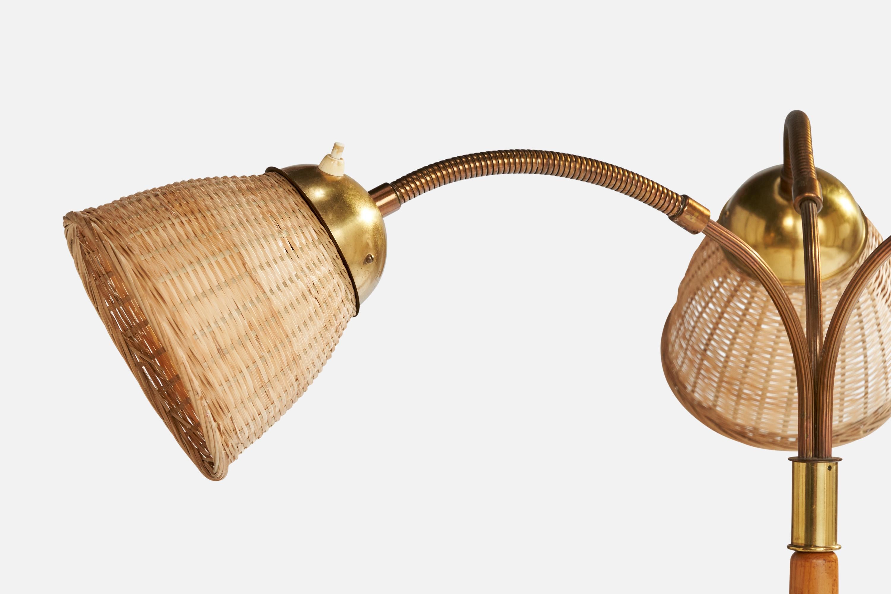 Svedese Lampada da terra di design svedese, ottone, quercia, rattan, Svezia, anni '1940 in vendita