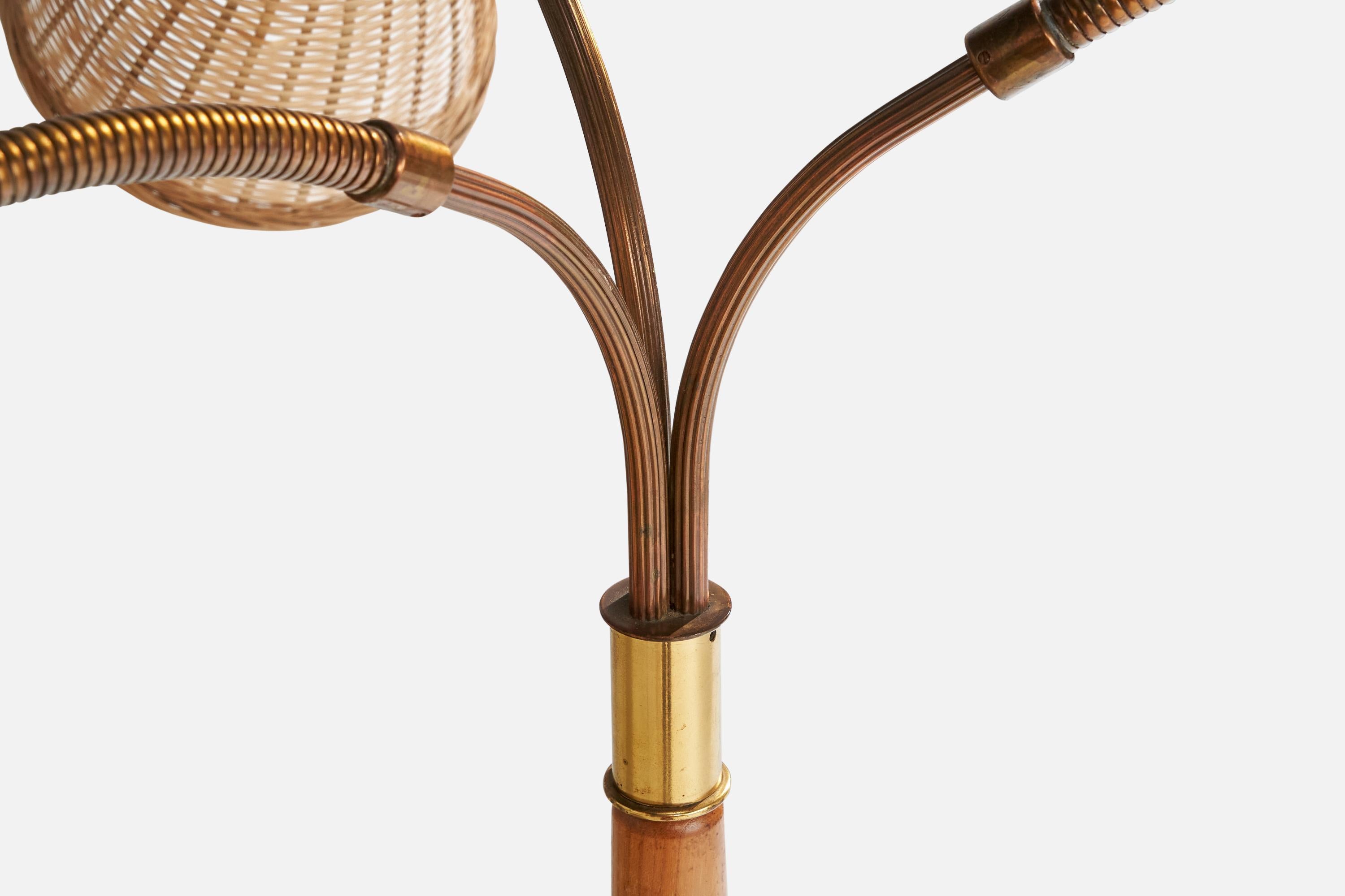 Metà XX secolo Lampada da terra di design svedese, ottone, quercia, rattan, Svezia, anni '1940 in vendita