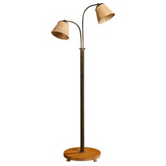 Lampada da terra di design svedese, ottone, quercia, rattan, Svezia, anni '1940