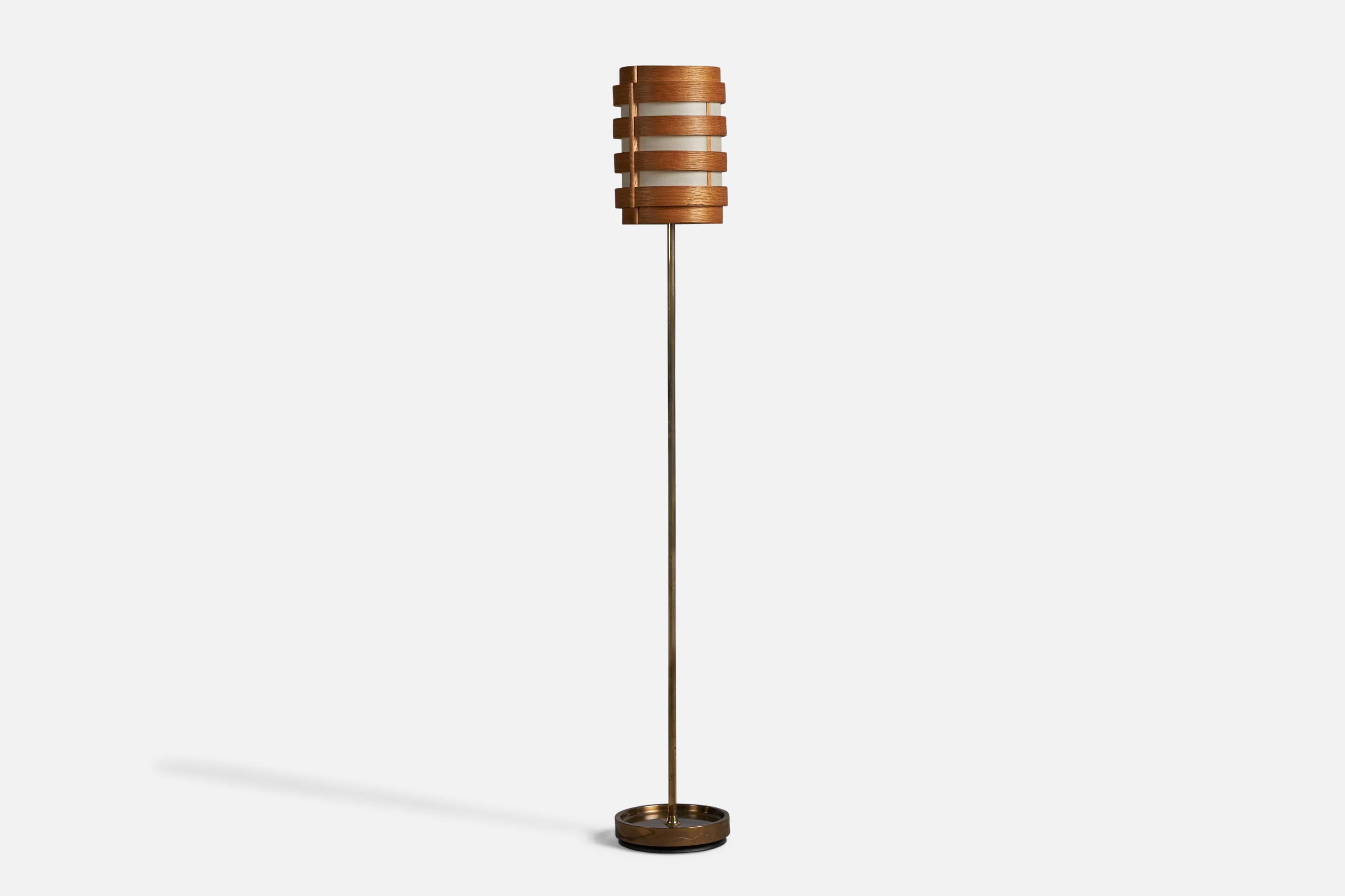 Lampadaire en laiton, pin, placage de pin moulé et papier, conçu et produit en Suède, années 1960.

Dimensions globales (pouces) : 55