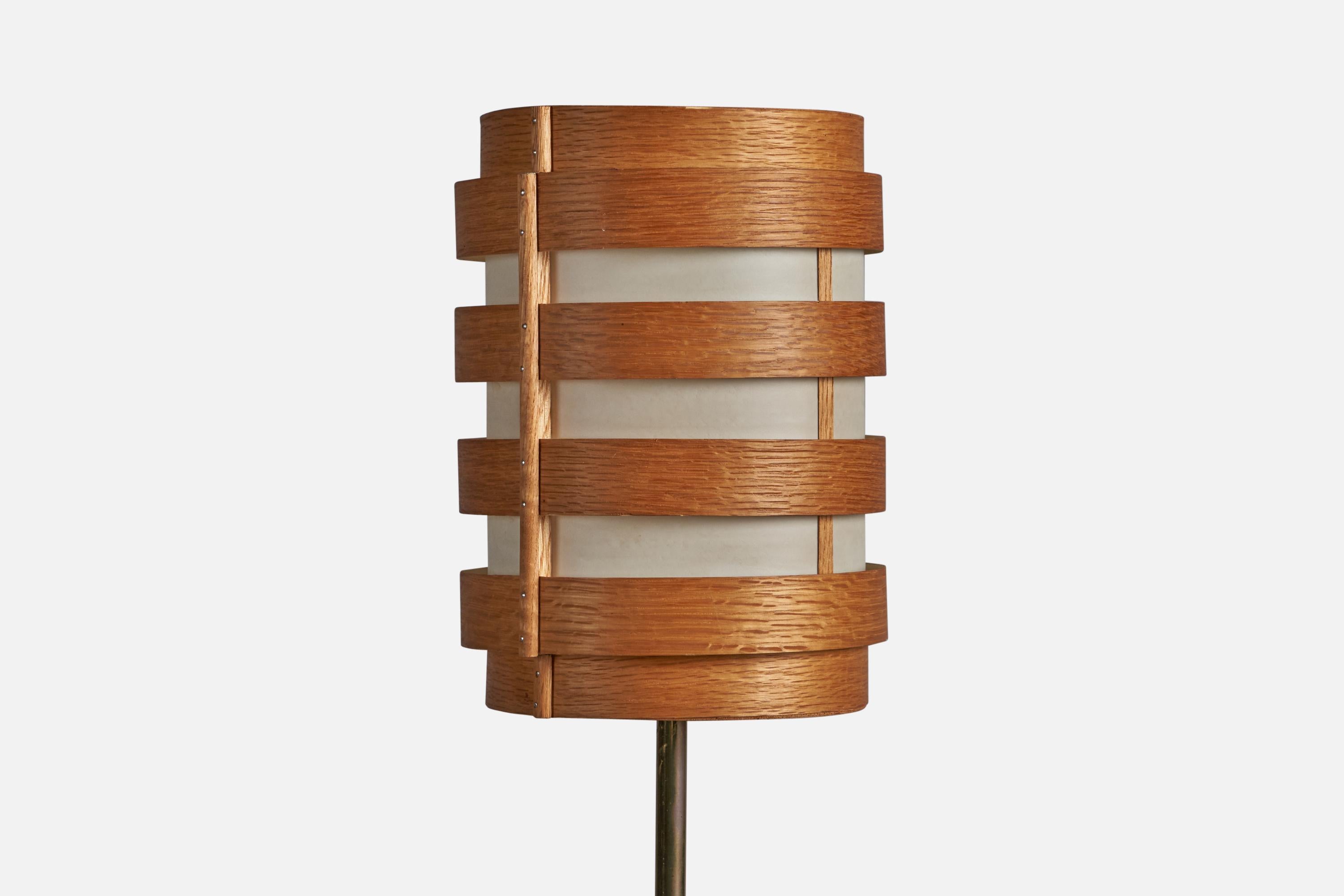 Mid-Century Modern Créateur suédois, lampadaire, laiton, papier, pin, Suède, années 1960 en vente