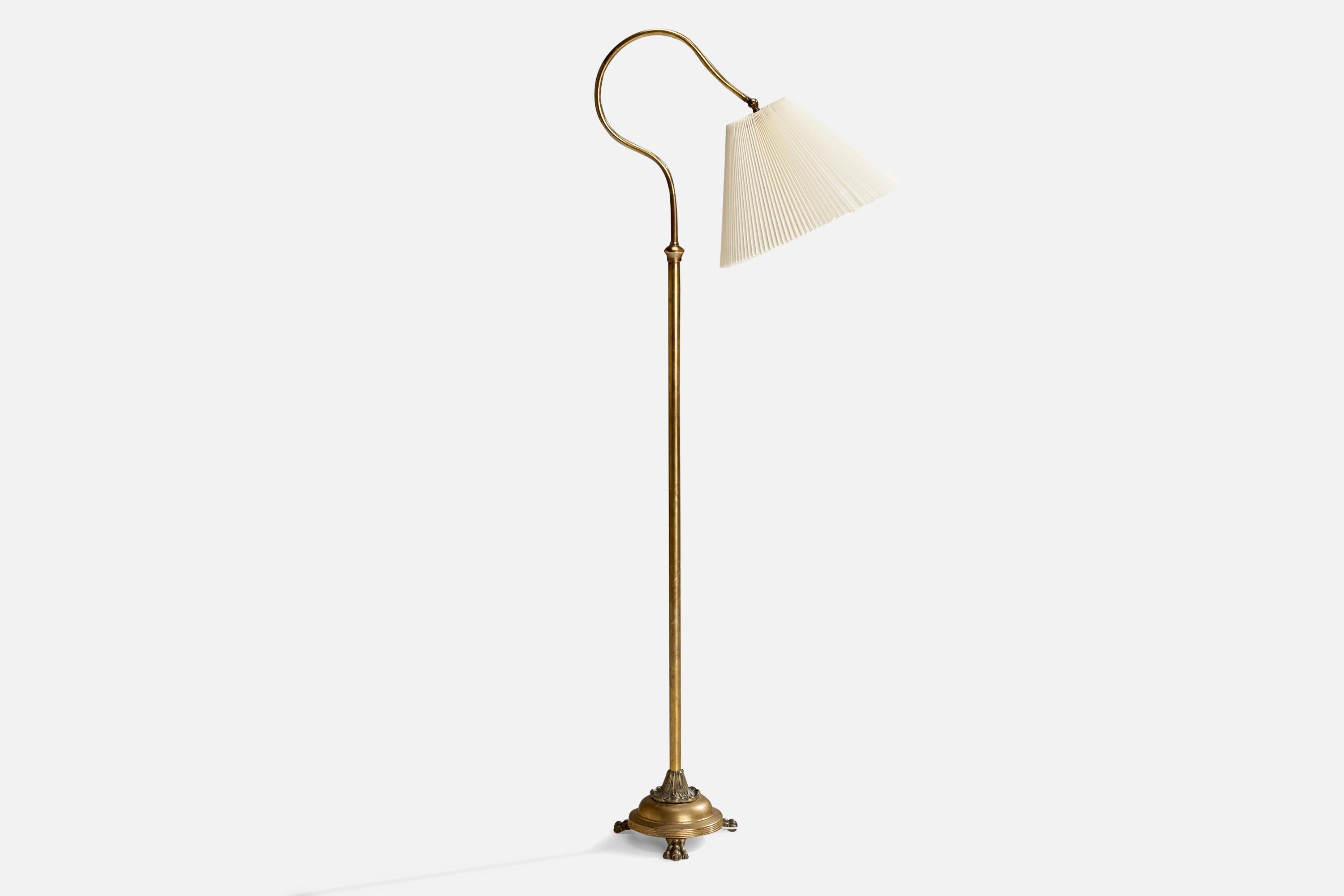 Lampadaire réglable en laiton et en papier blanc, conçu et produit en Suède, C.C. 1930.

Abat-jour vintage assorti en bon état.
Dimensions de la lampe avec abat-jour (pouces) : 58.625