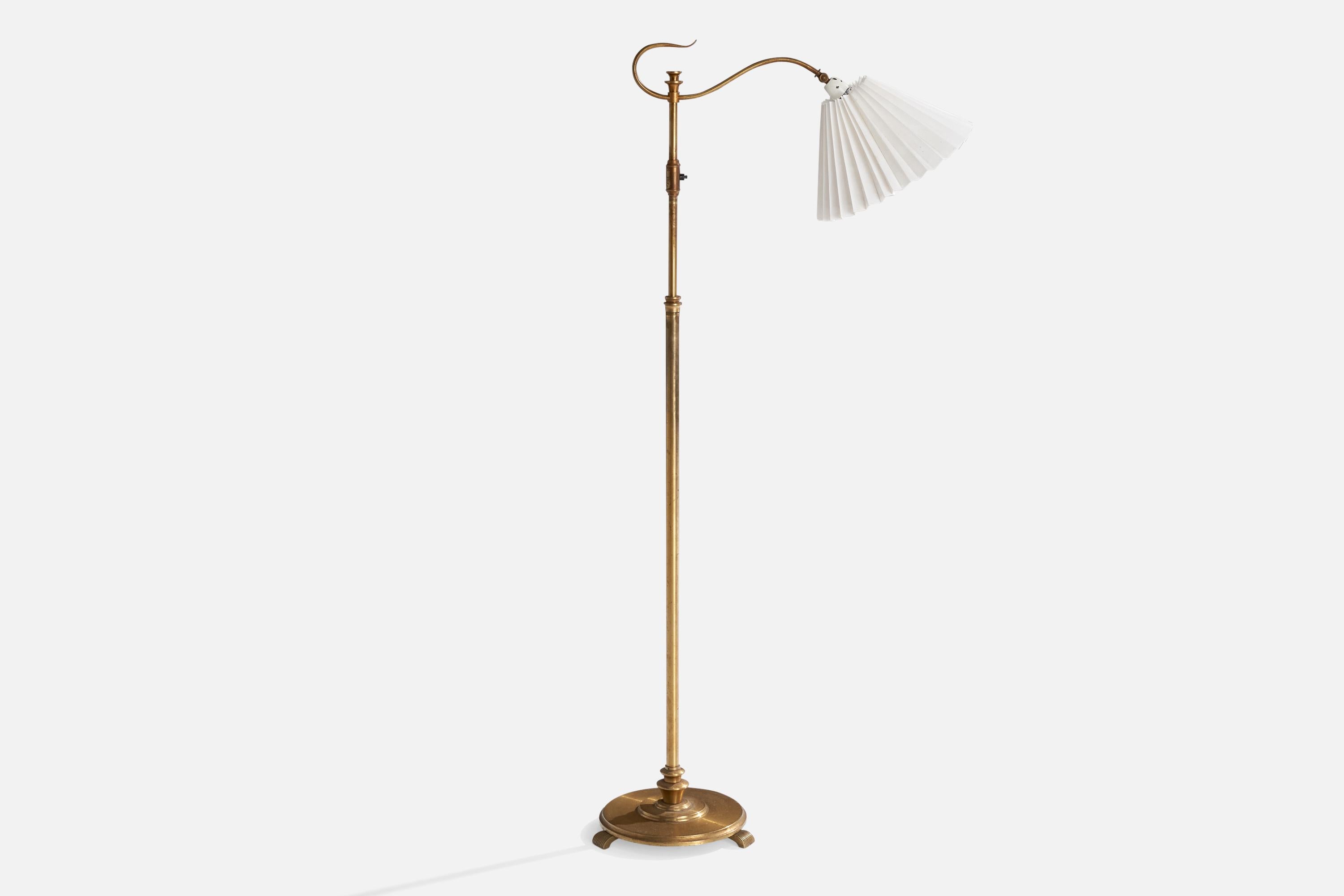 Lampadaire en laiton et tissu blanc conçu et produit en Suède, C.C. 1930.

Dimensions de la lampe avec abat-jour (pouces) : 58.25