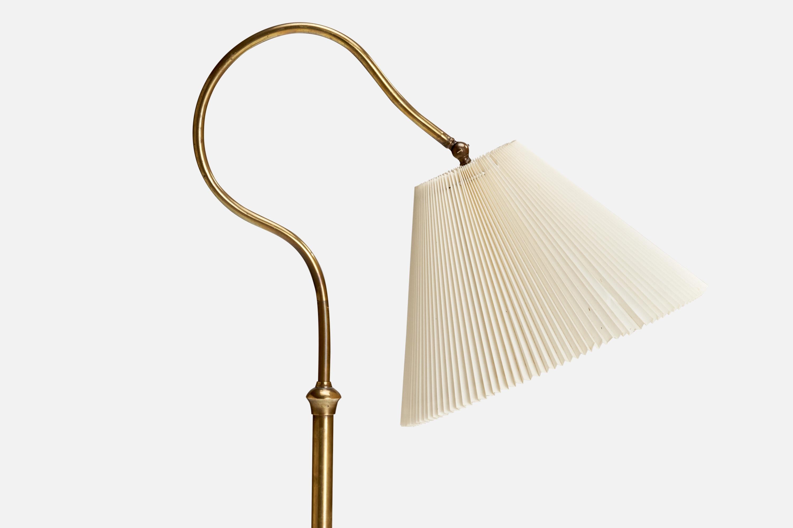 Scandinave moderne Designer suédois, lampadaire, laiton, papier, Suède, années 1930 en vente