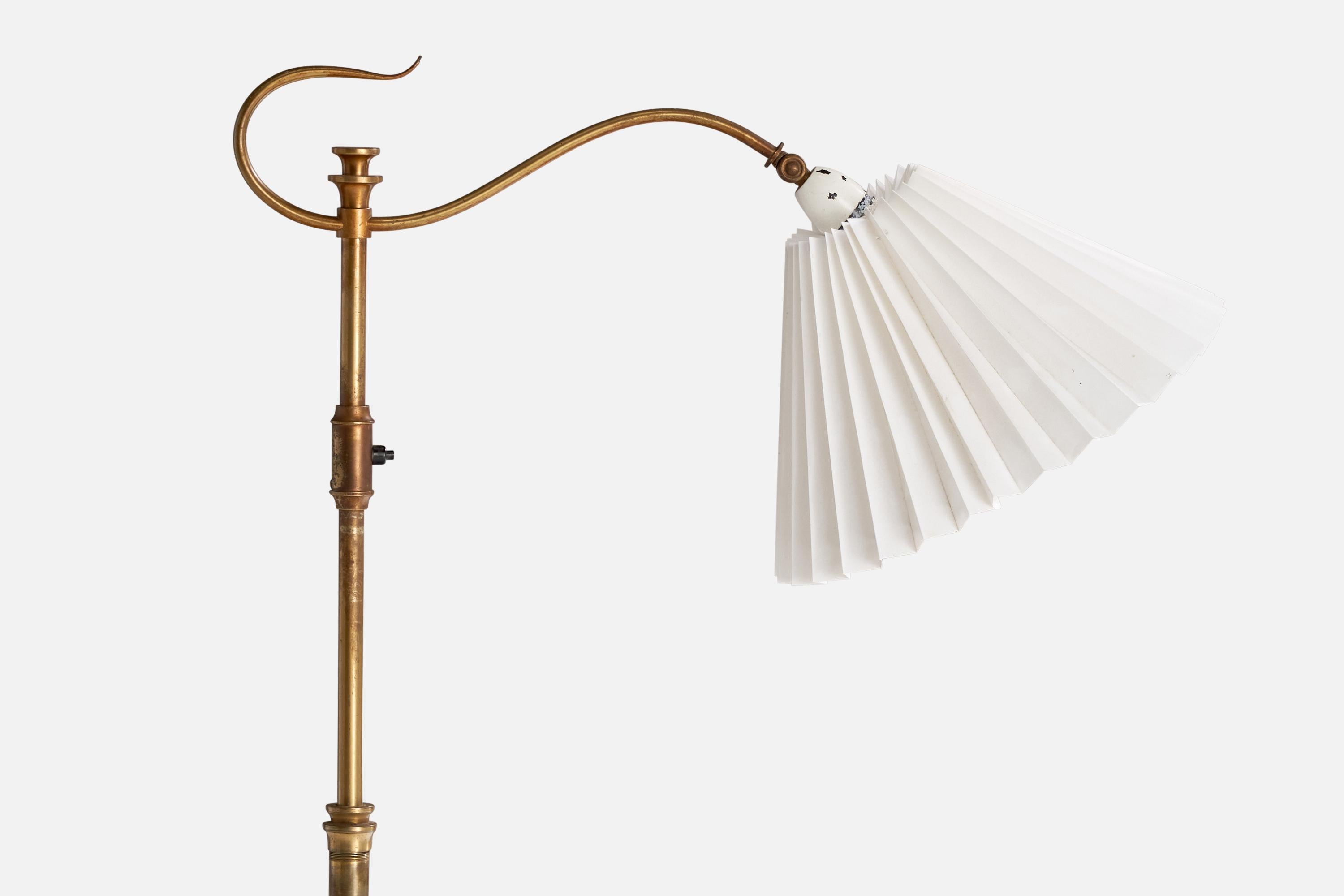 Suédois Designer suédois, lampadaire, laiton, papier, Suède, années 1930 en vente