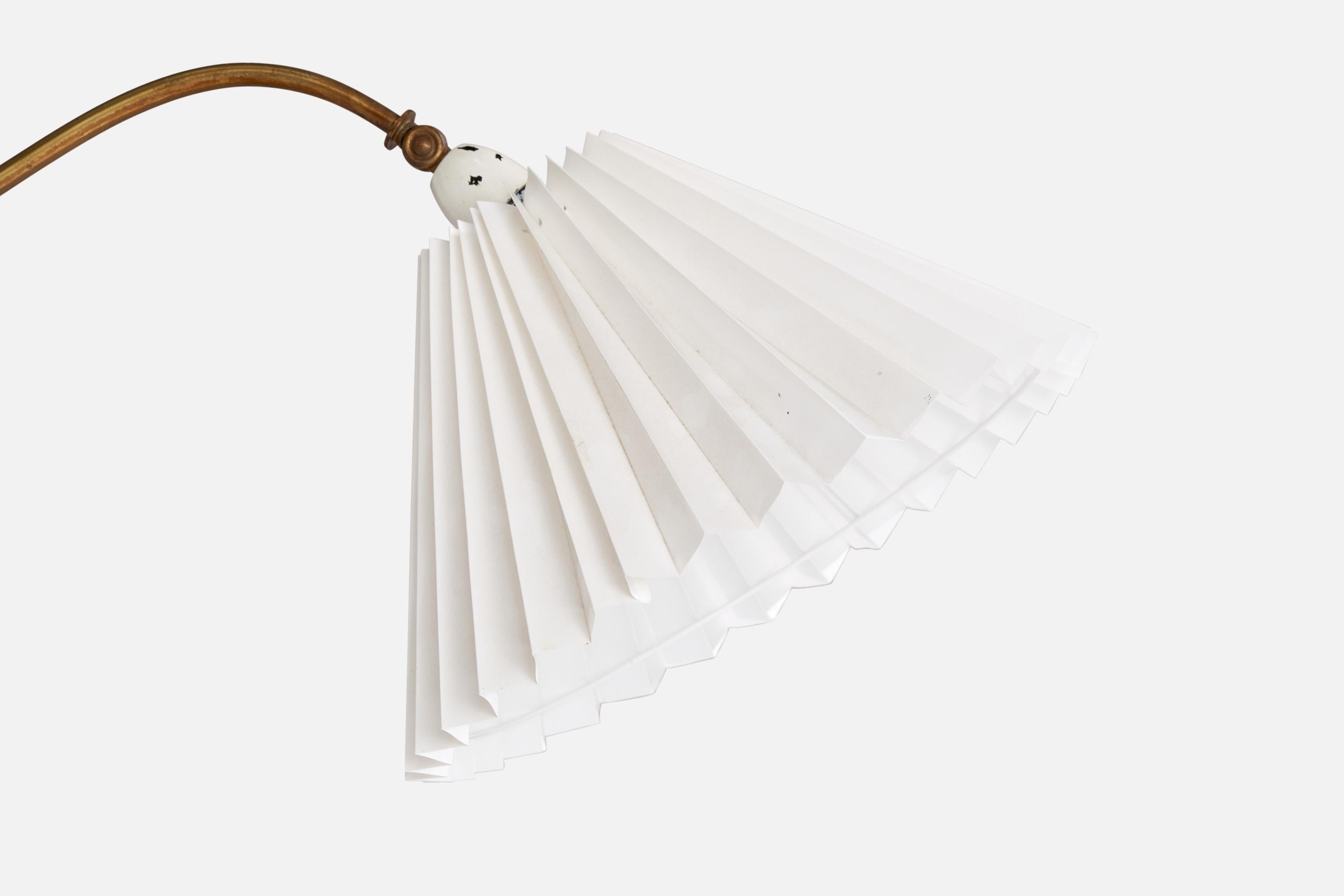 Designer suédois, lampadaire, laiton, papier, Suède, années 1930 Bon état - En vente à High Point, NC